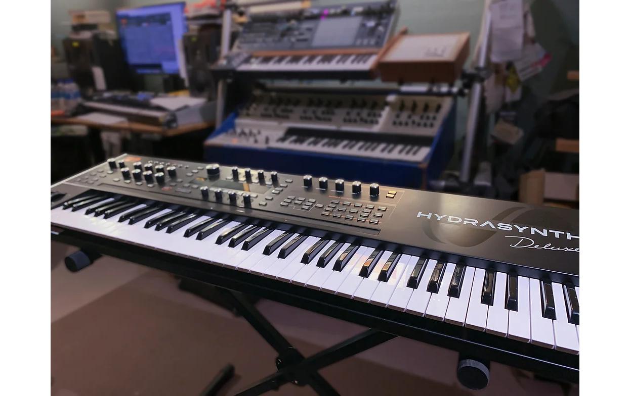 HYDRASYNTH Deluxe<br>73-stimmiges halbgewichtetes Tastenbett