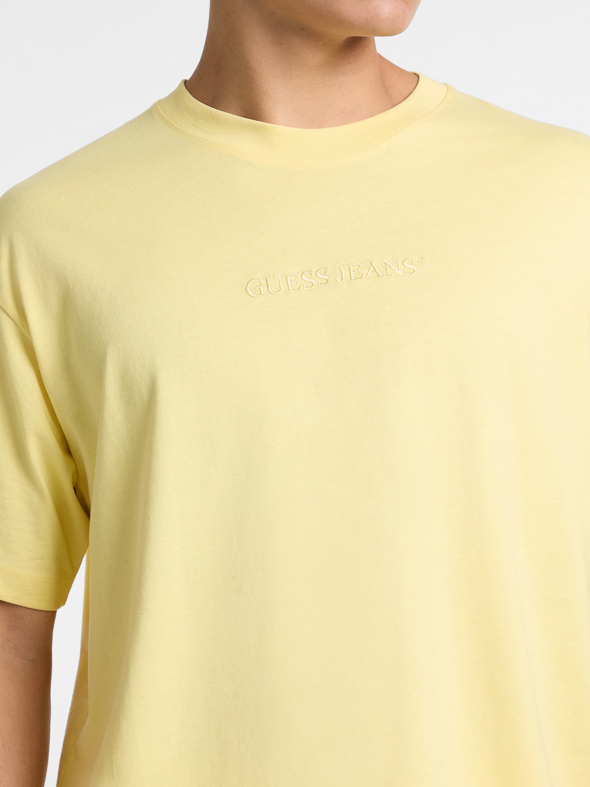 Camiseta com logotipo bordado