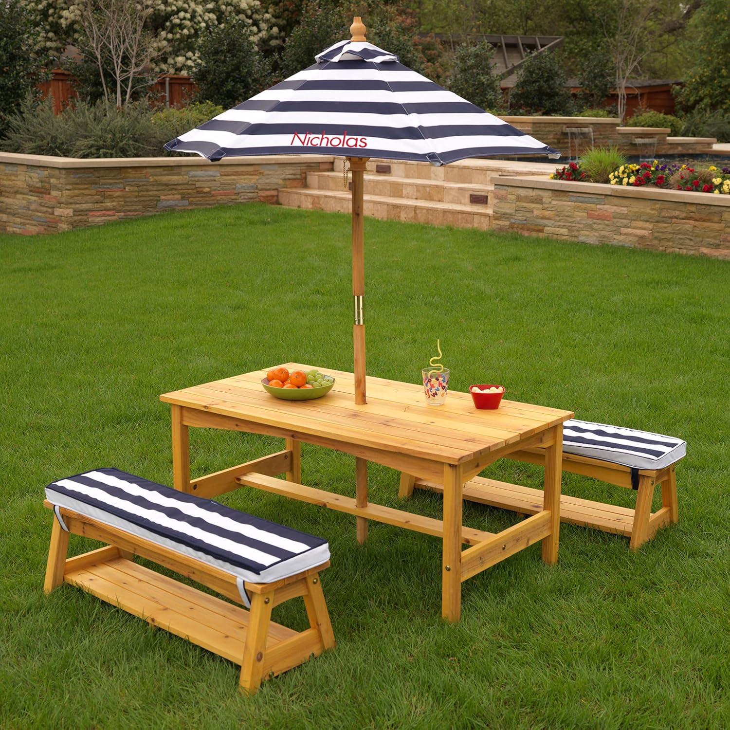 KidKraft Gartentisch mit Bank, Kissen und Sonnenschirm für Kinder, Outdoor Gartenmöbel aus Holz für Kinder, Marineblau-Weiß gestreift, 106