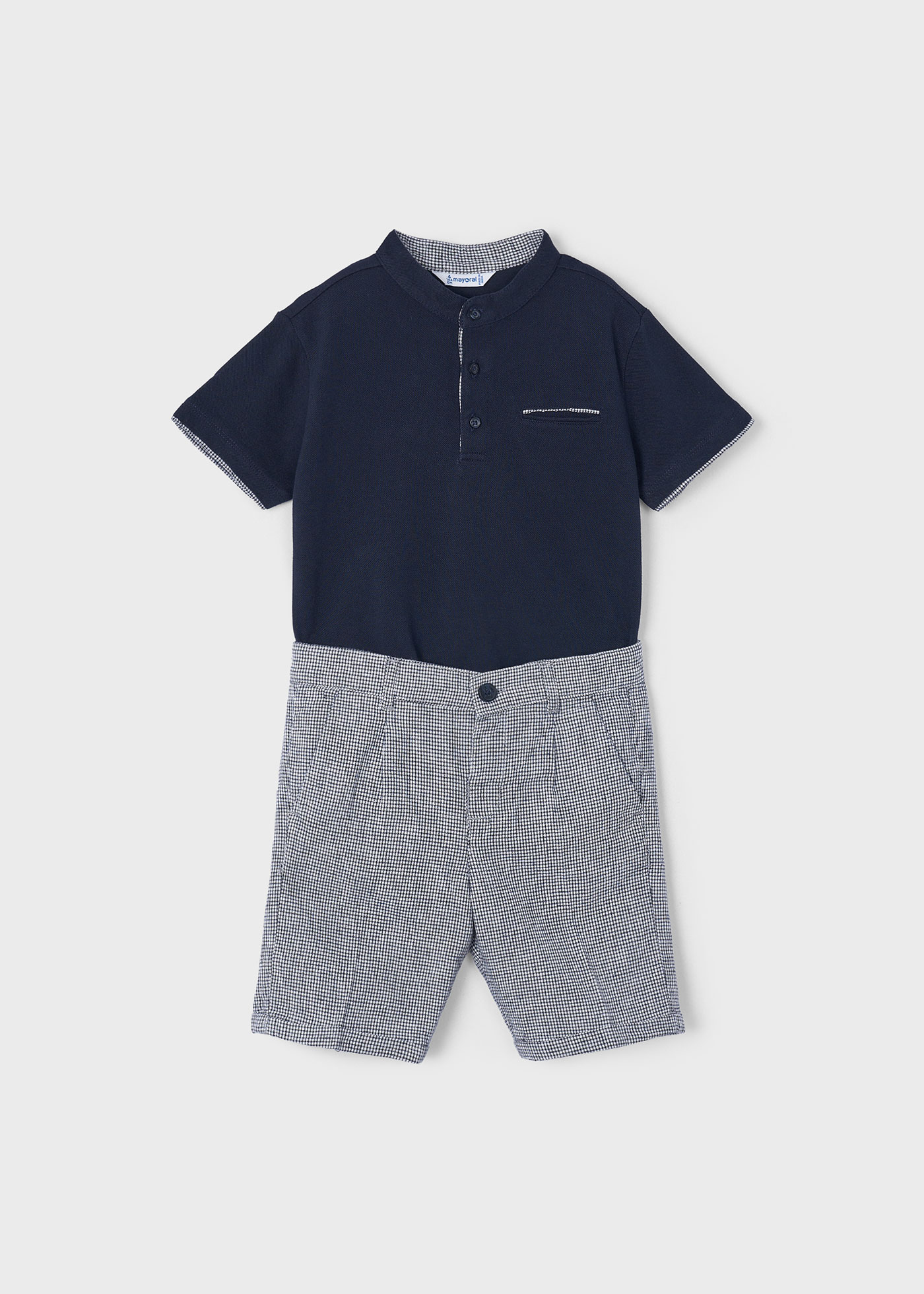 Conjunto de duas peças para meninos: camisa polo e bermuda, cor ocre.