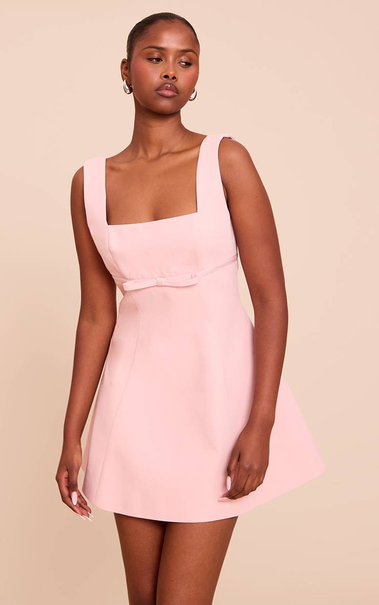 Rose Pâle Robe Droite Premium En Tissu Tissé Avec Détail Ceinture