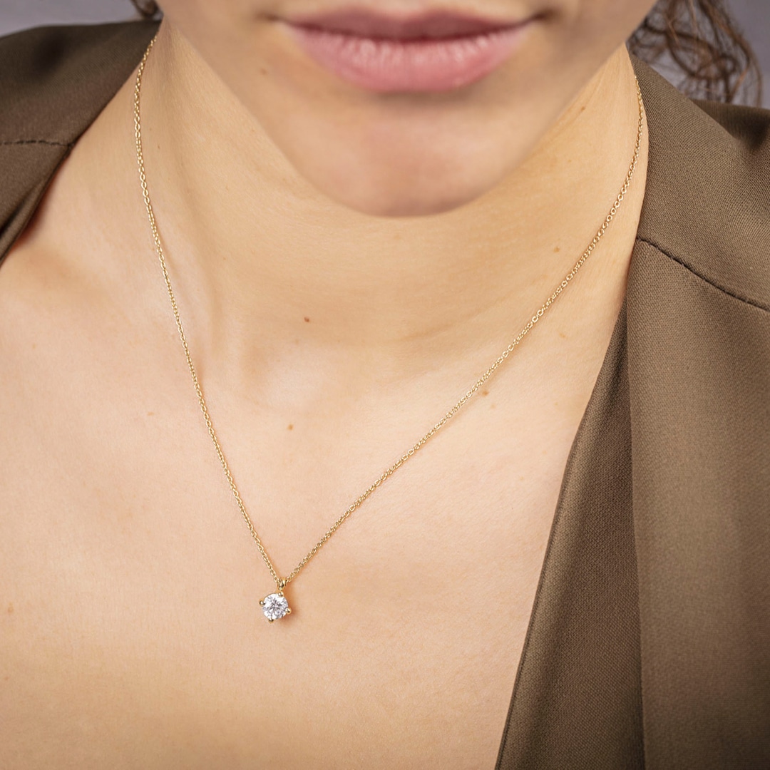 Collier mit Anhänger 750/18 K Gelbgold mit GIA-Diamant 0.70 ct H/si in 4-Griff