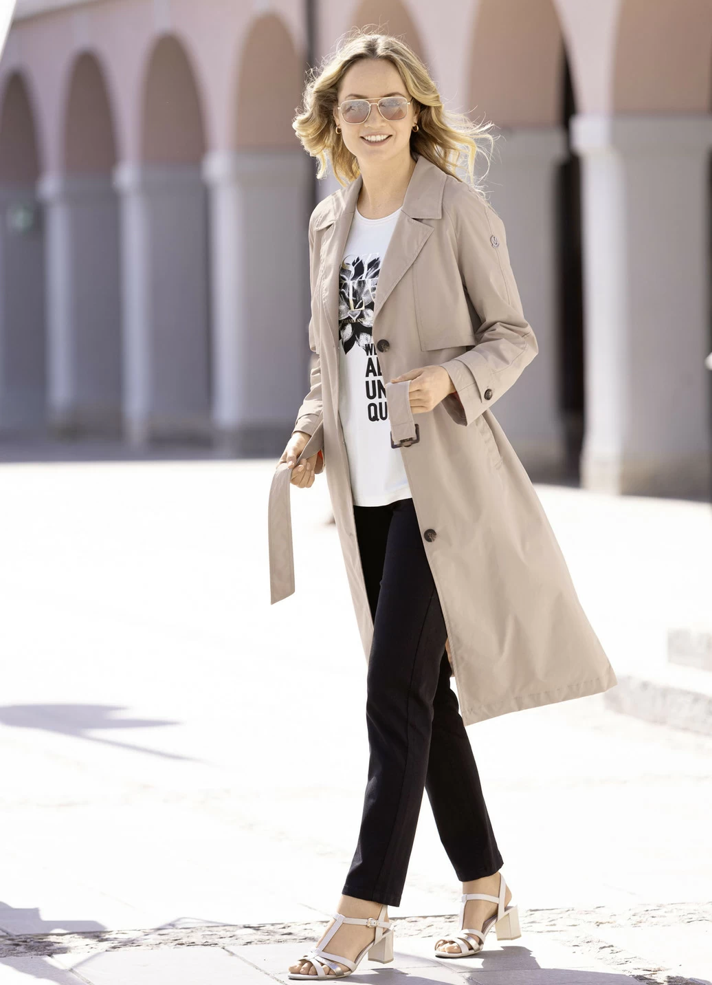 Funktions-Trenchcoat mit Gürtel.