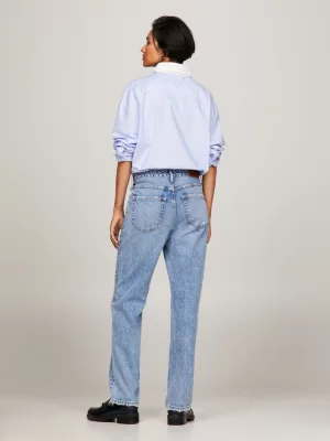 Calça jeans clássica de cintura alta, reta e com efeito desgastado.