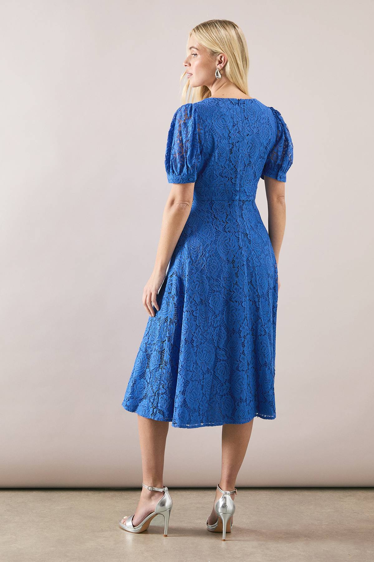Wallis Robe Midi Petite en Dentelle à Col V Longueur Thé