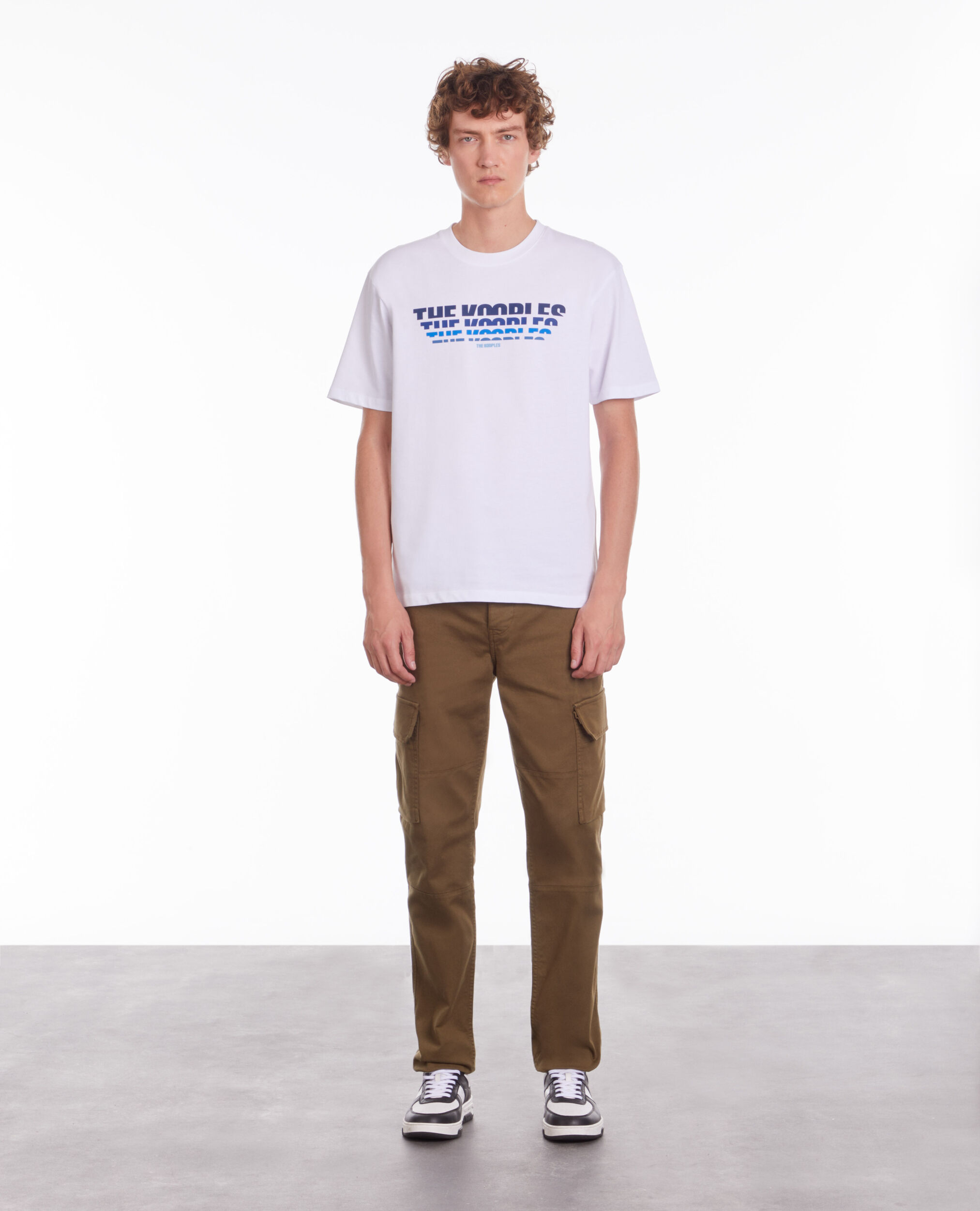 T-shirt blanc avec sérigraphie logo en dégradé de couleur