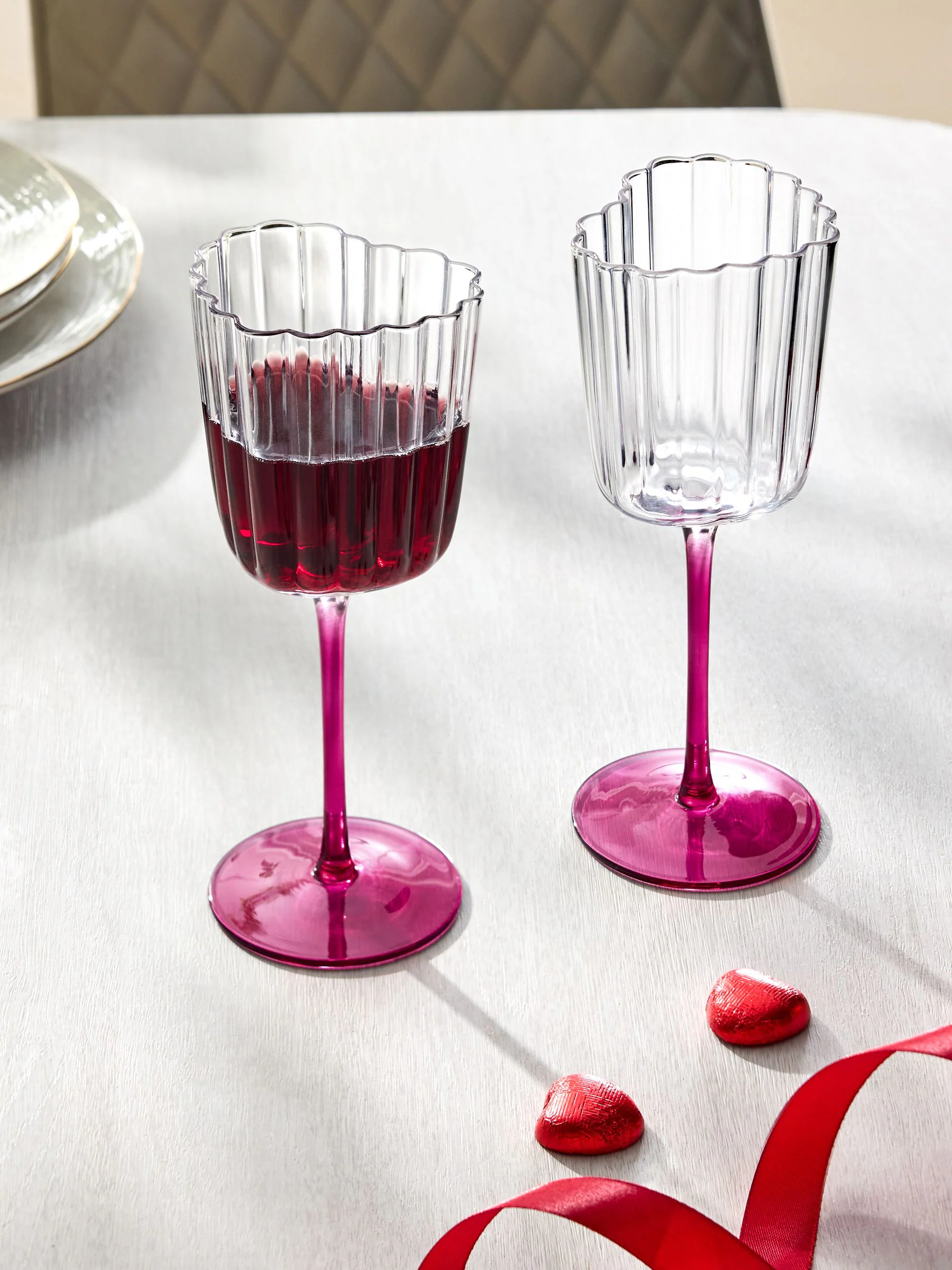 Set of 2 Scalloped Heart Wine Glasses