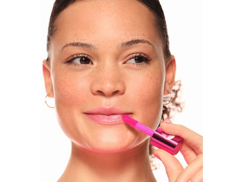 essence Lip Booster Hydra Kiss 06 Cranberry Is Back Pflegendes Lippenöl in einem transparenten Farbton mit einem Hauch von Rosa