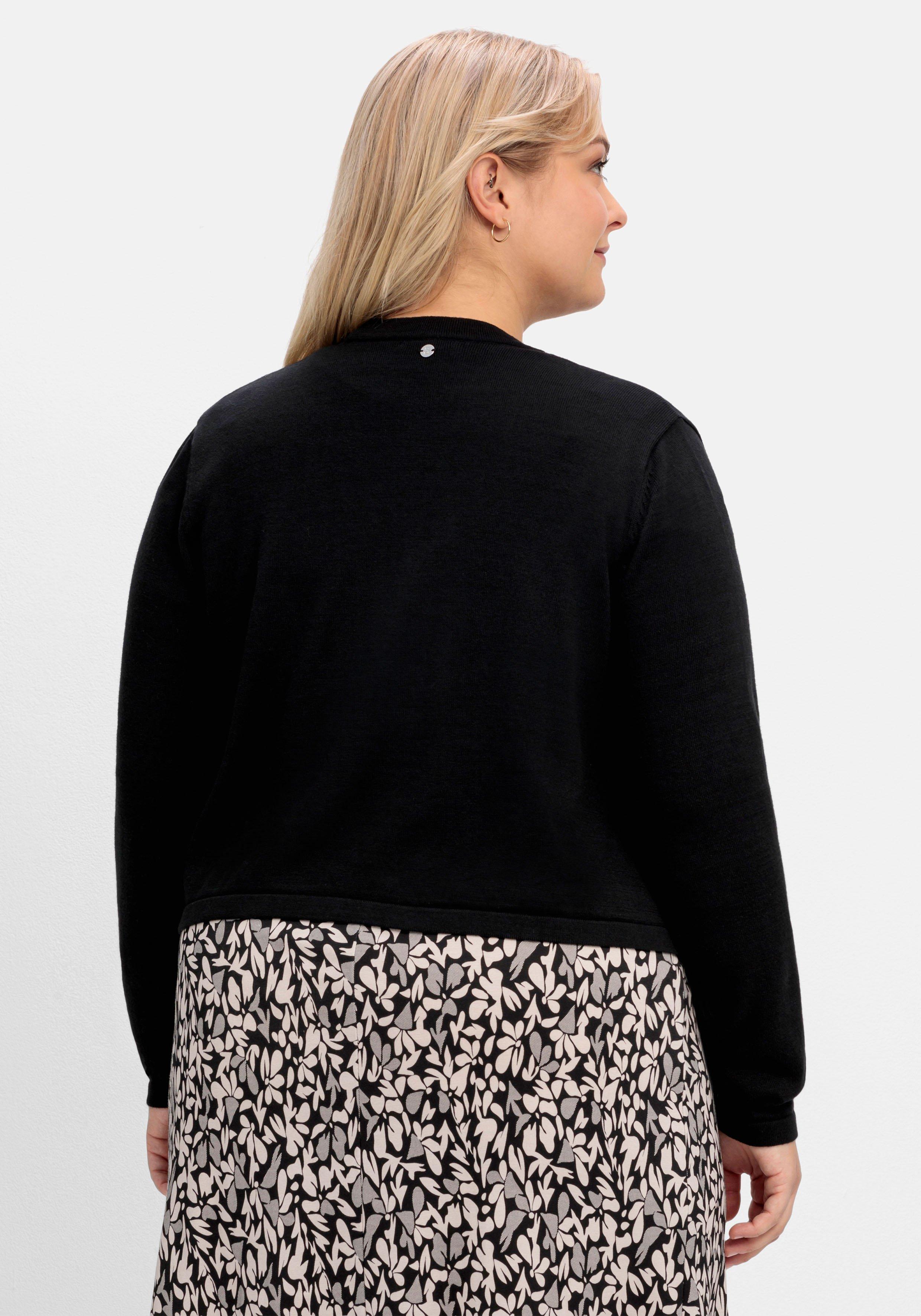 Kurze, verschlusslose Strickjacke