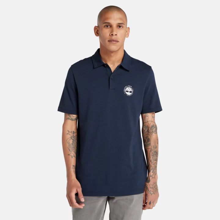 Polo masculina com tecnologia Refibra e logo na cor azul marinho.