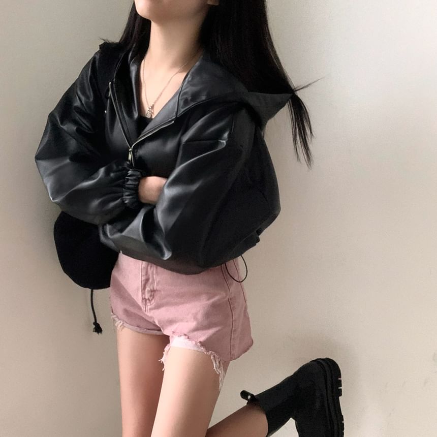 Janerium - Effen imitatieleren cropped jack met capuchon en trekkoordzoom