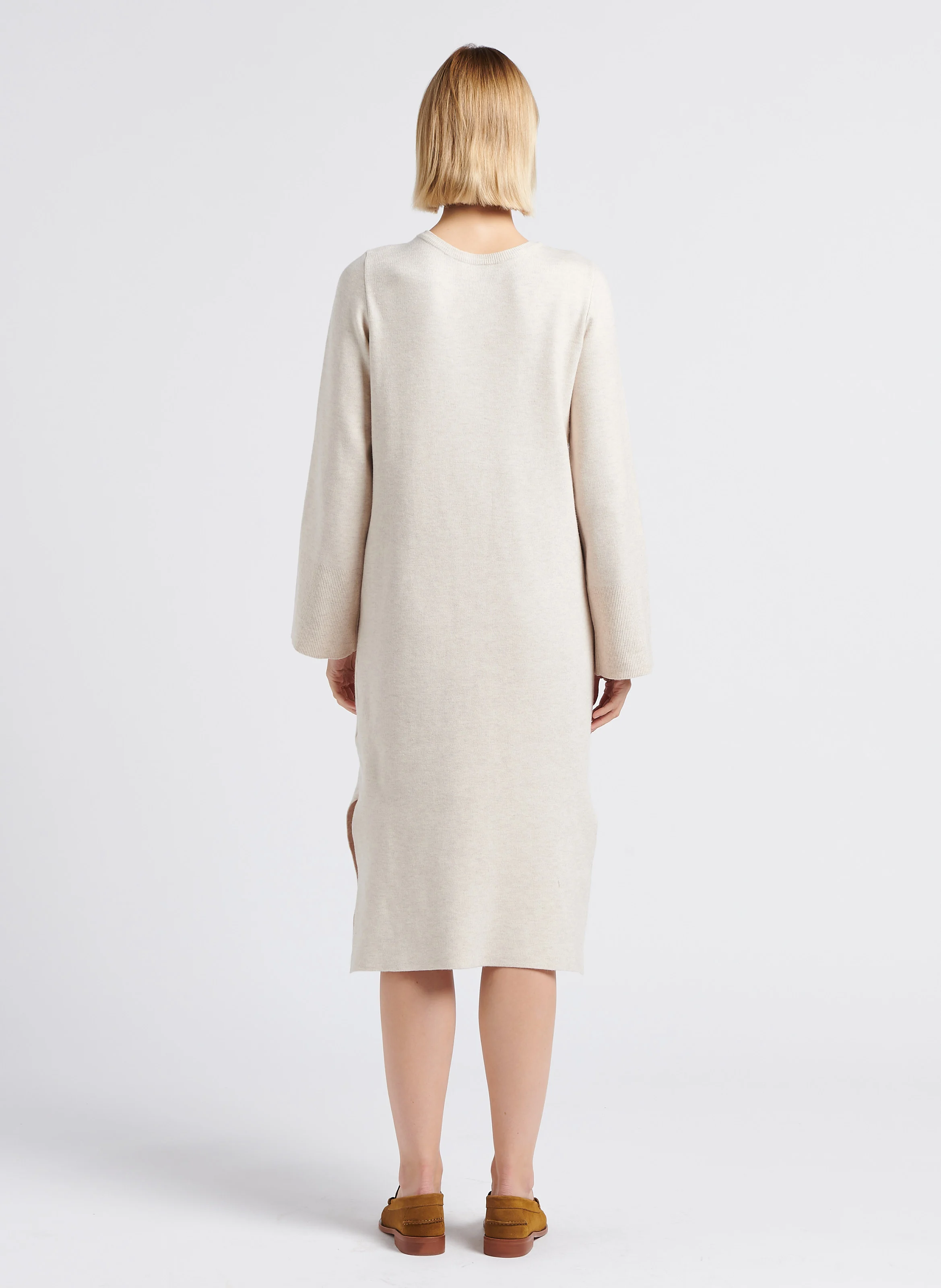OLINJA - Robe pull longue droite à col V | Beige