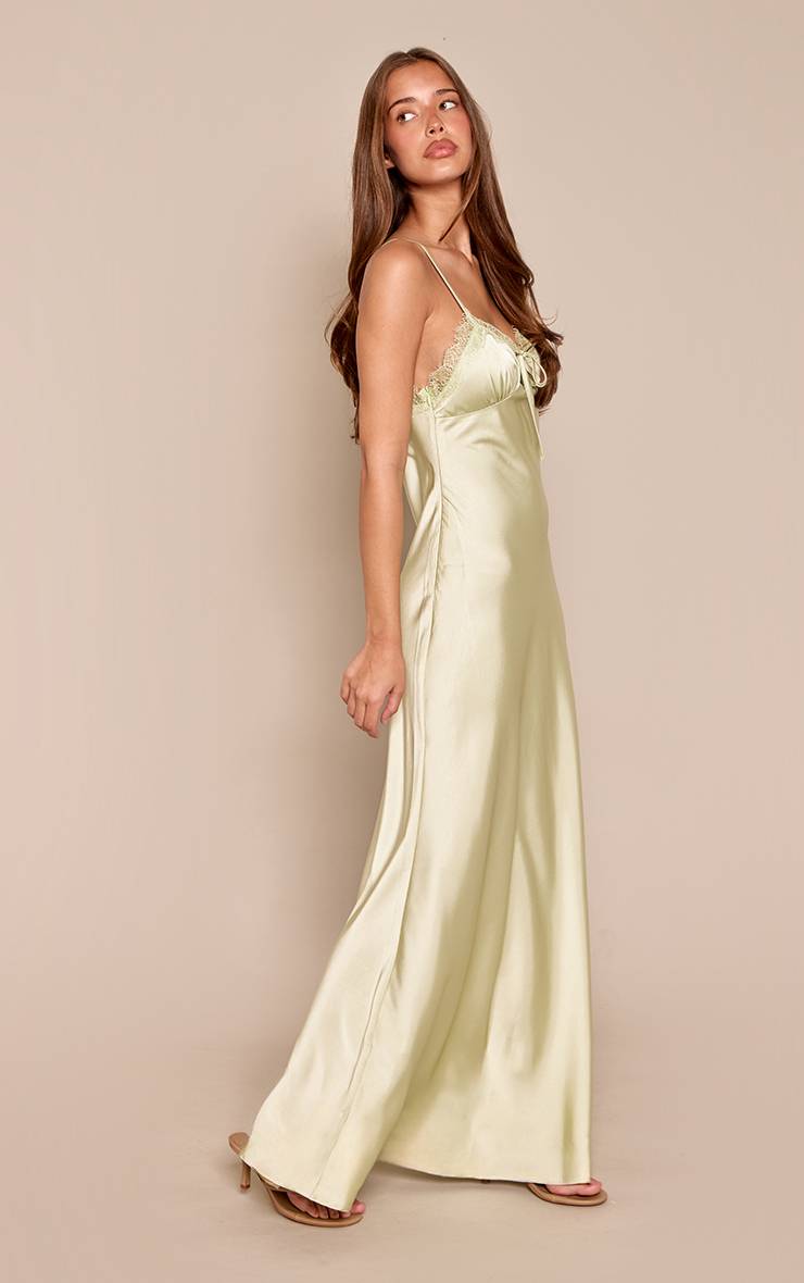 Pale Lime Robe Longue En Satin Avec Détail De Dentelle Et Nœud Sur Le Devant