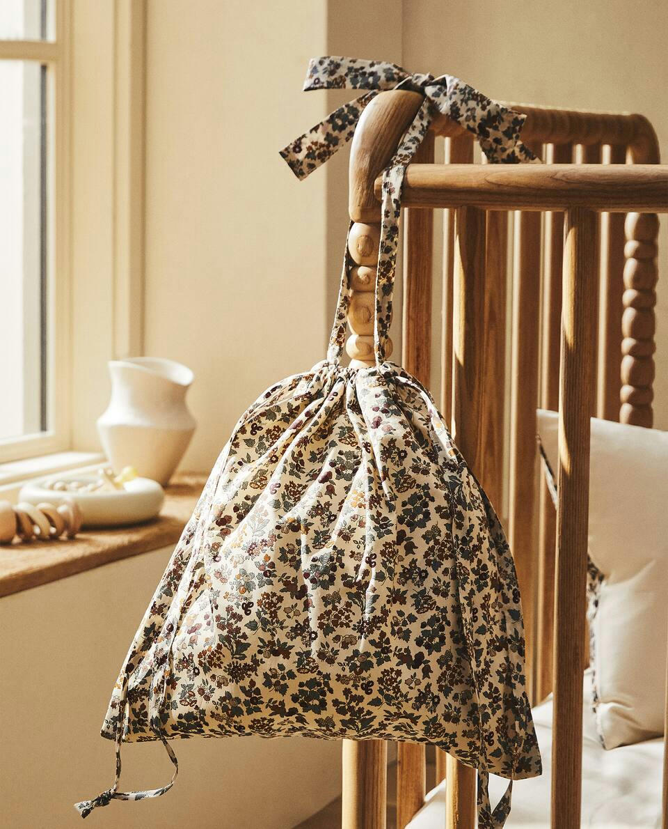 Sacola para roupas infantis em tecido com estampa floral