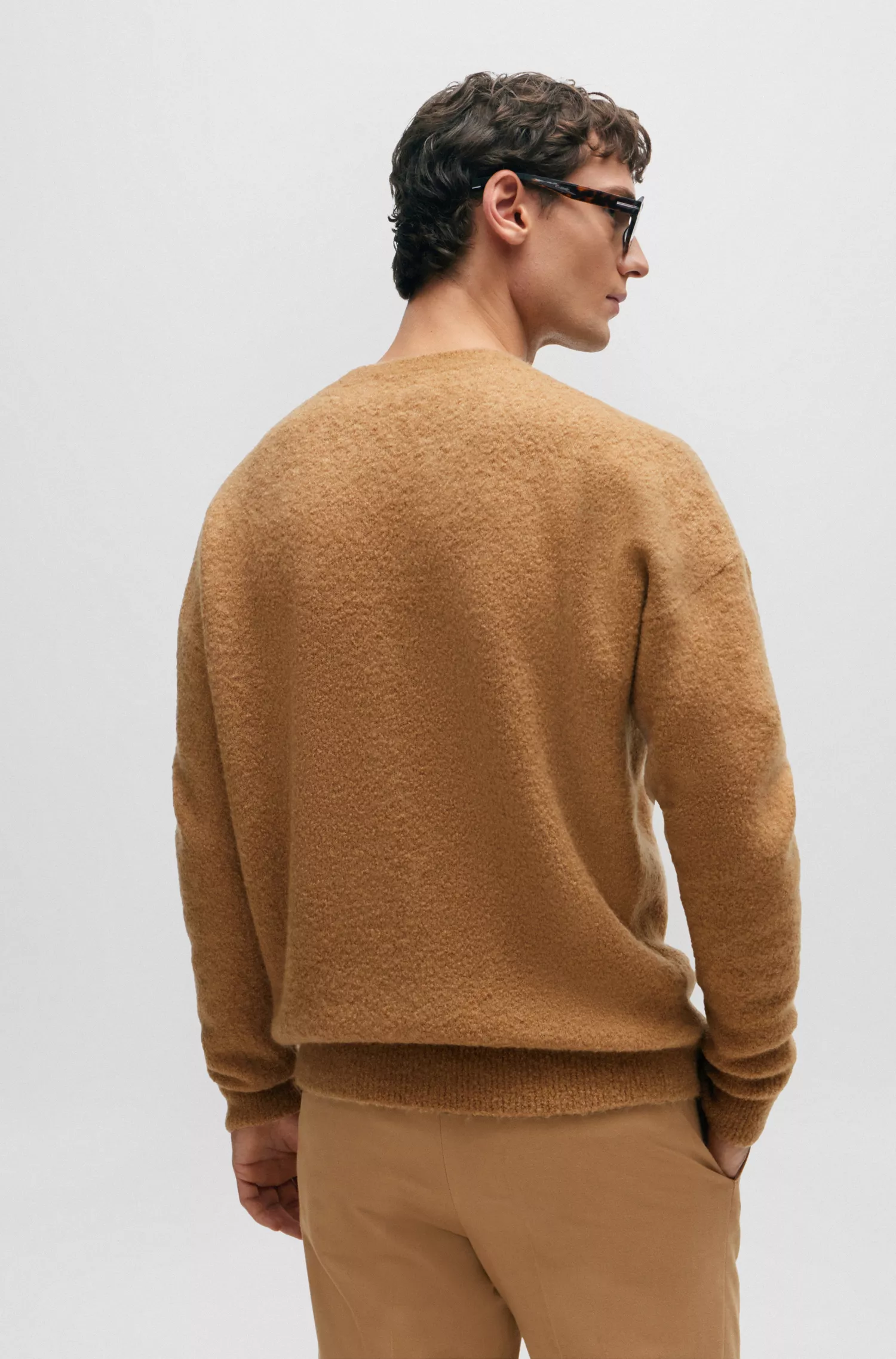 Suéter BOSS cor camelo, modelagem relaxada, em cashmere e seda.