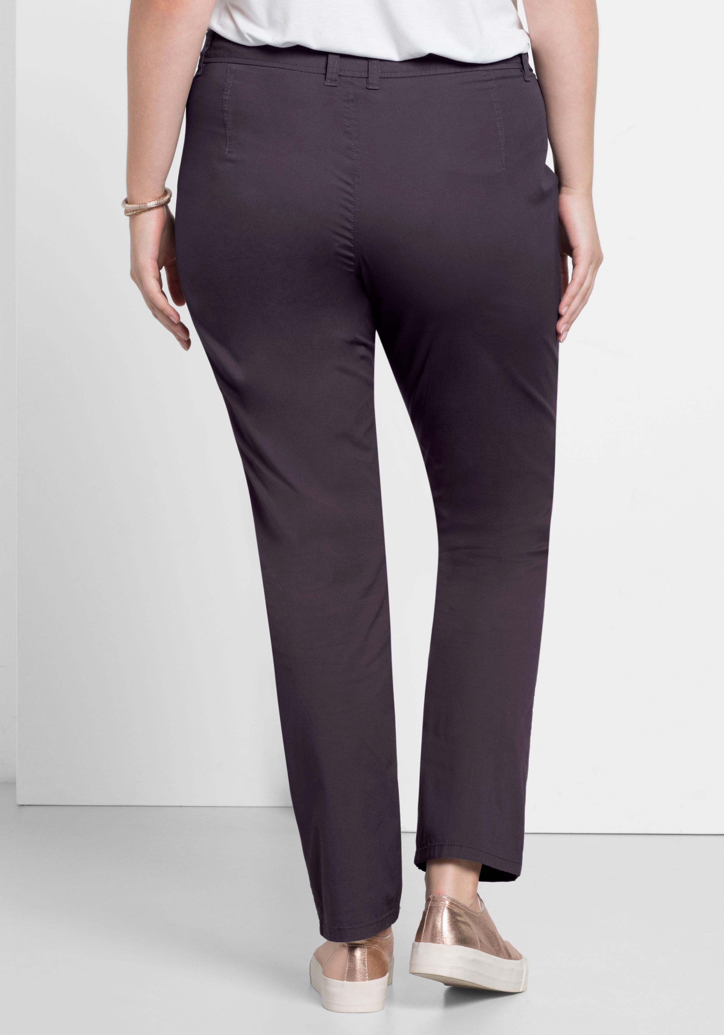 Schmal zulaufende Chinohose mit Bundfalten