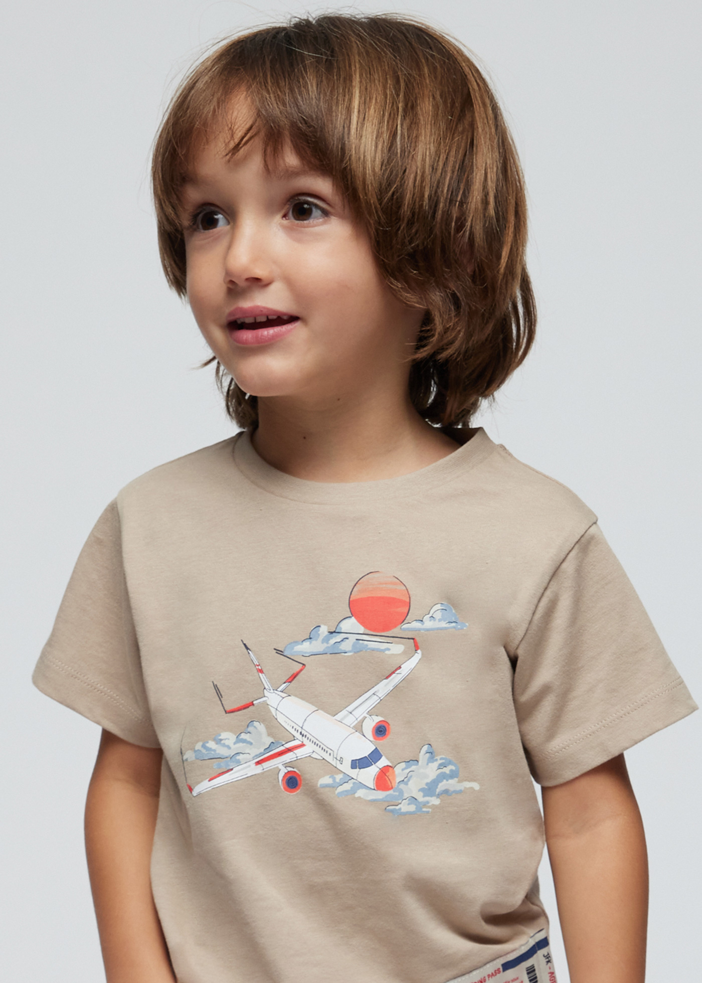 Camiseta Better Cotton com estampa de avião para meninos, cor creme.
