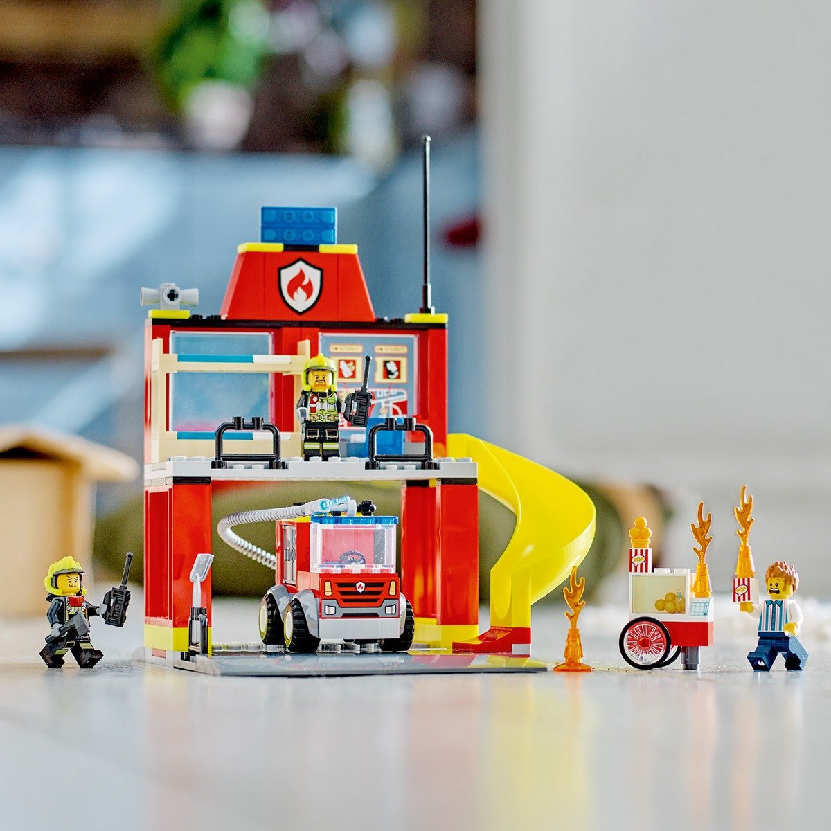 La caserne et le camion des pompiers Lego City 60375
