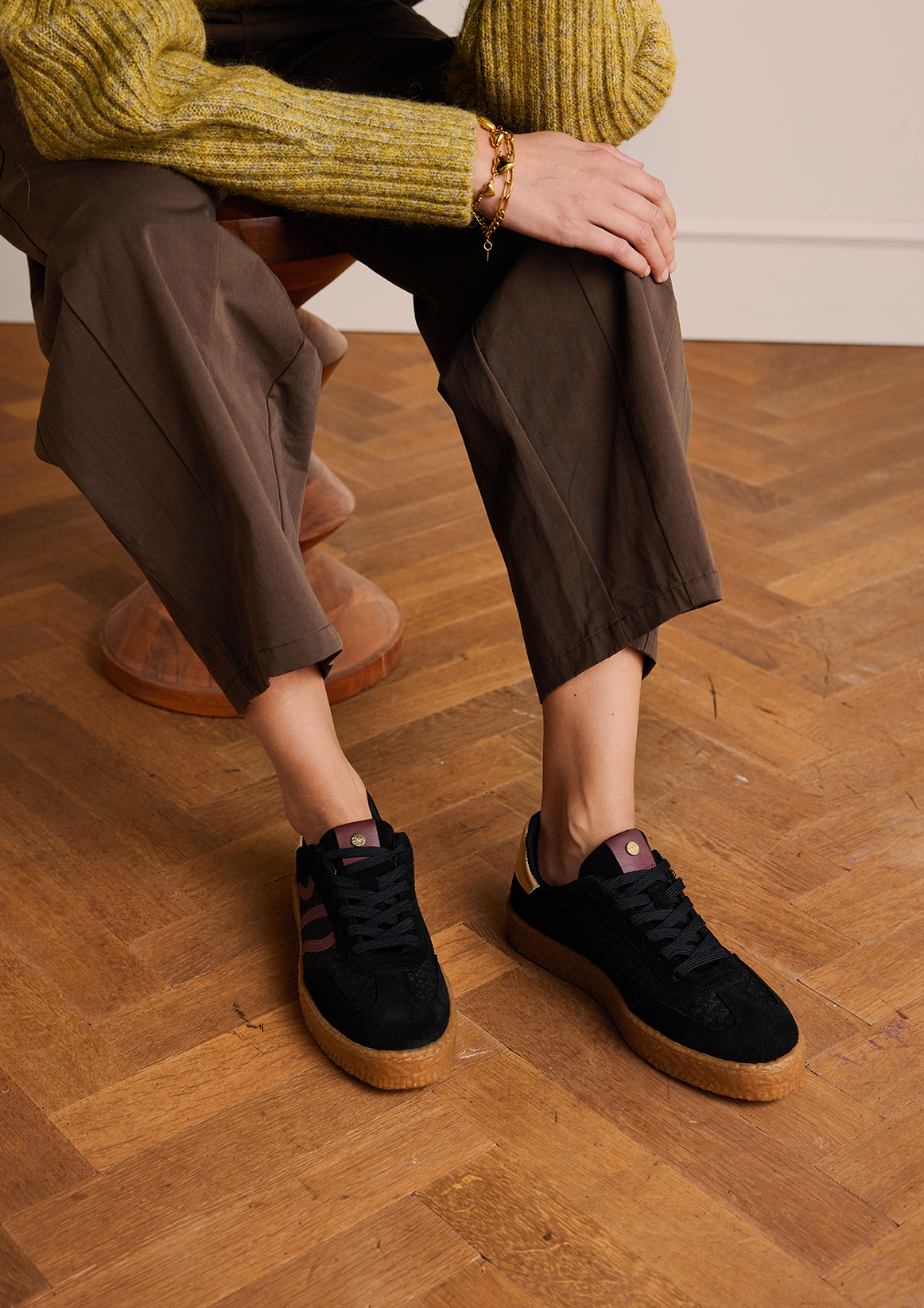 Zwarte sneakers met burgundy details