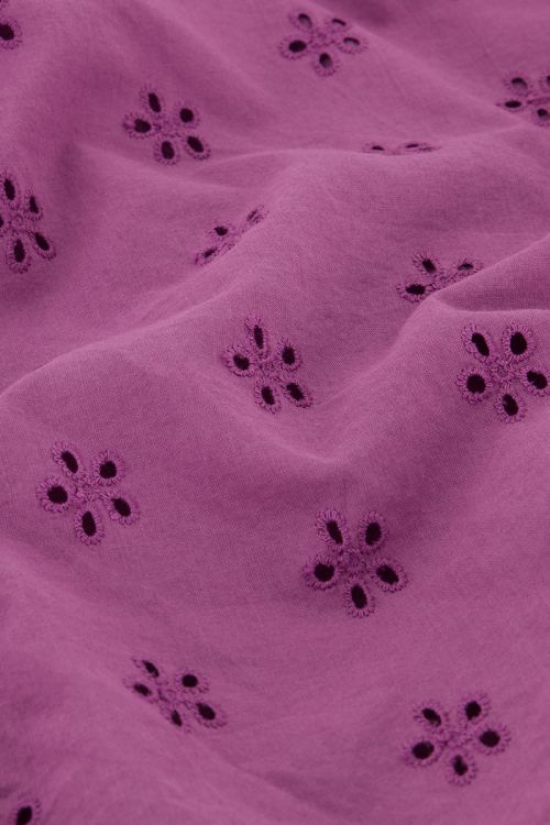 Paarse wikkeljurk met bloemen embroidery