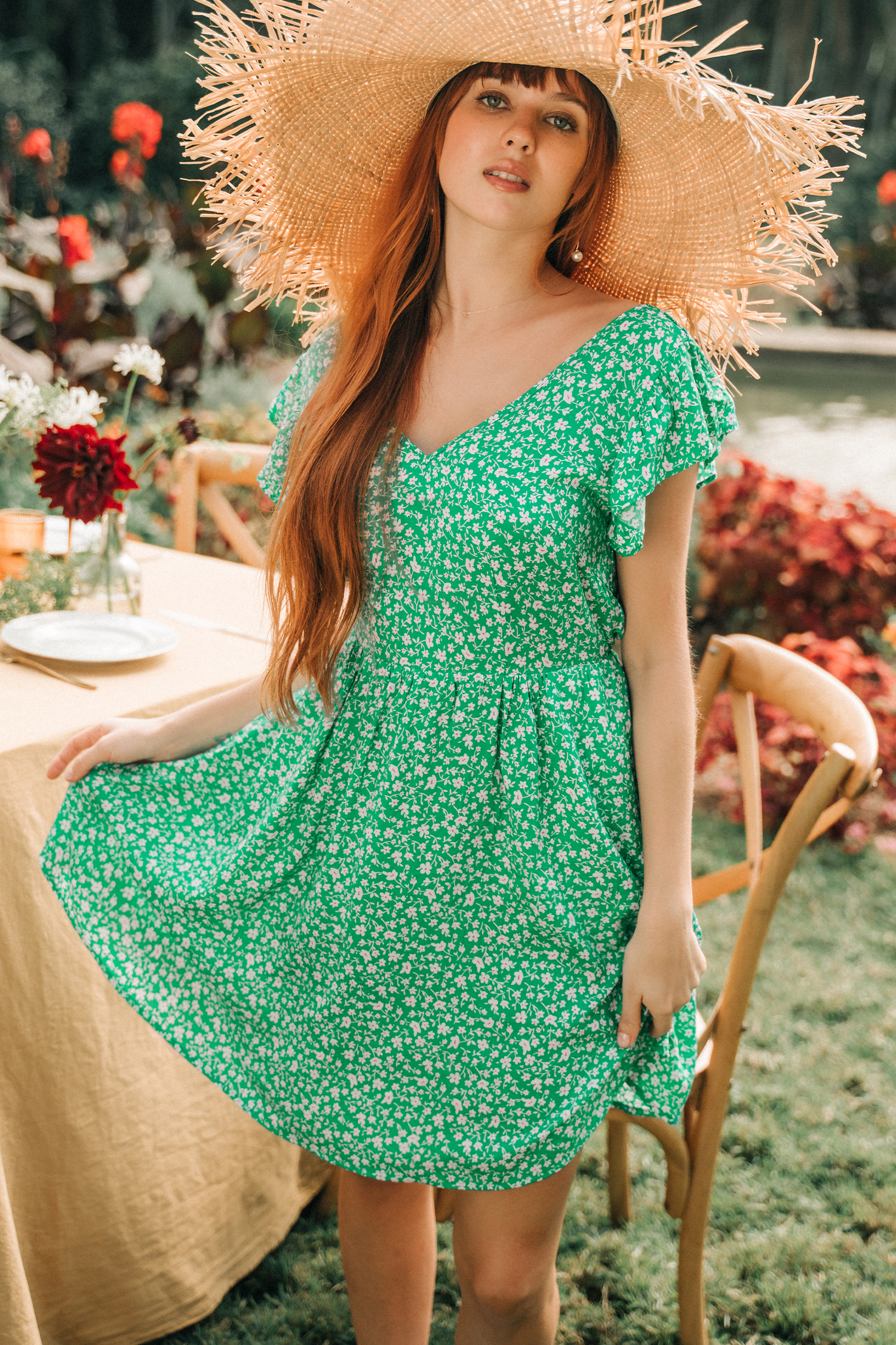 Robe mini fleurie à col en V et manches à volants verte