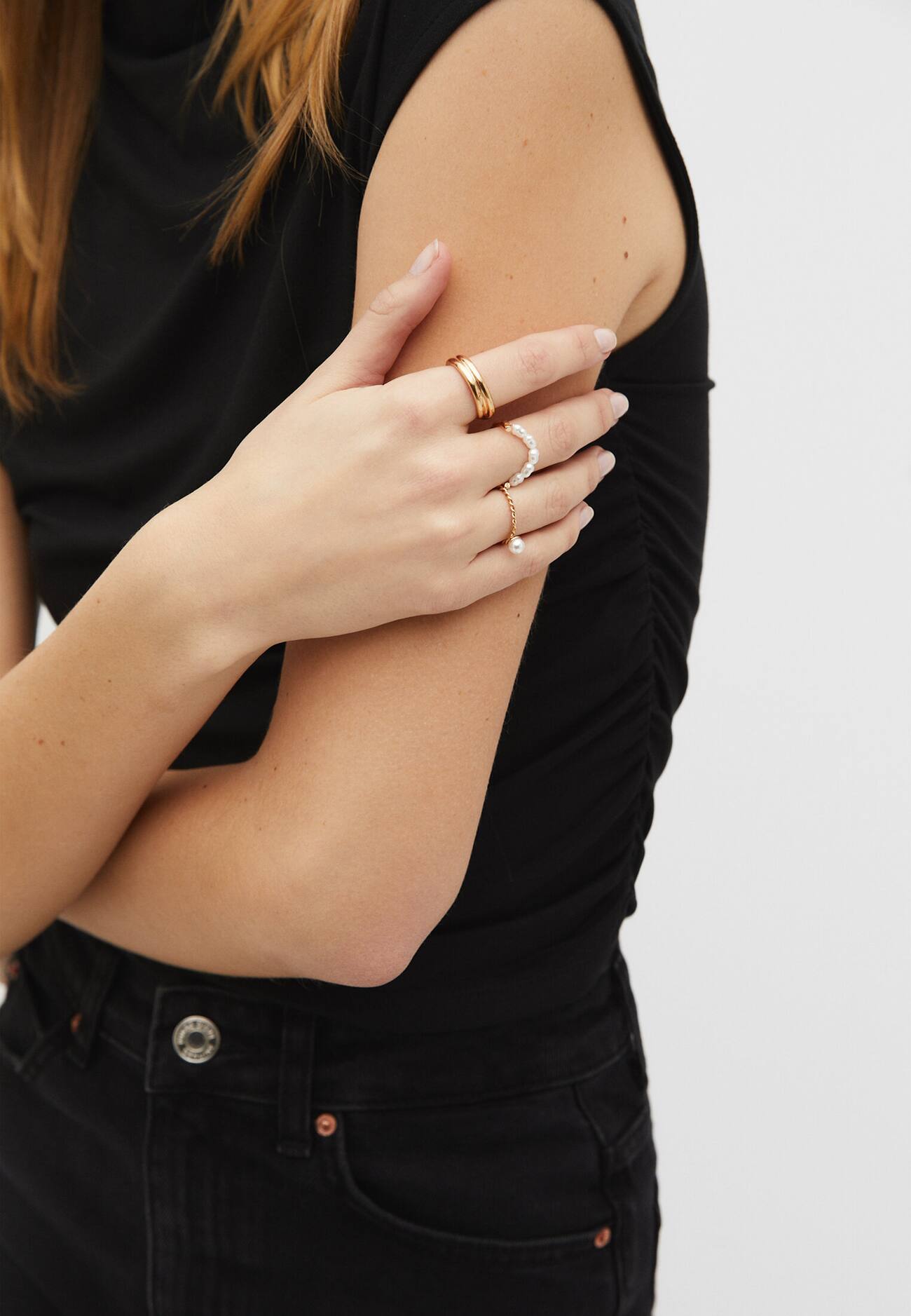 Conjunto de 7 anéis com strass e imitação de pérola.