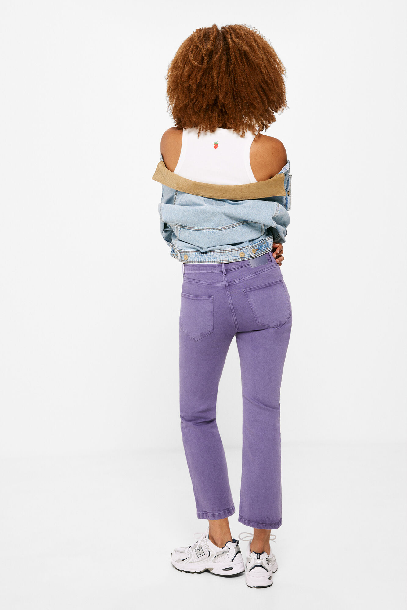 Calça jeans flare com lavagem sustentável