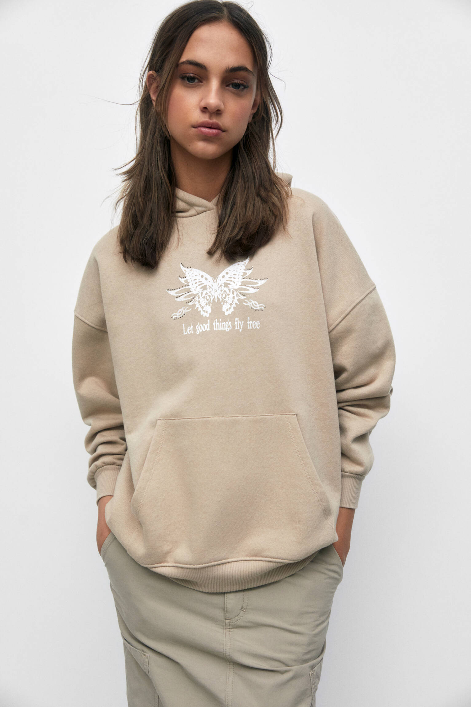 MOLETOM OVERSIZED COM ESTAMPA DE BORBOLETA - COR PEDRA