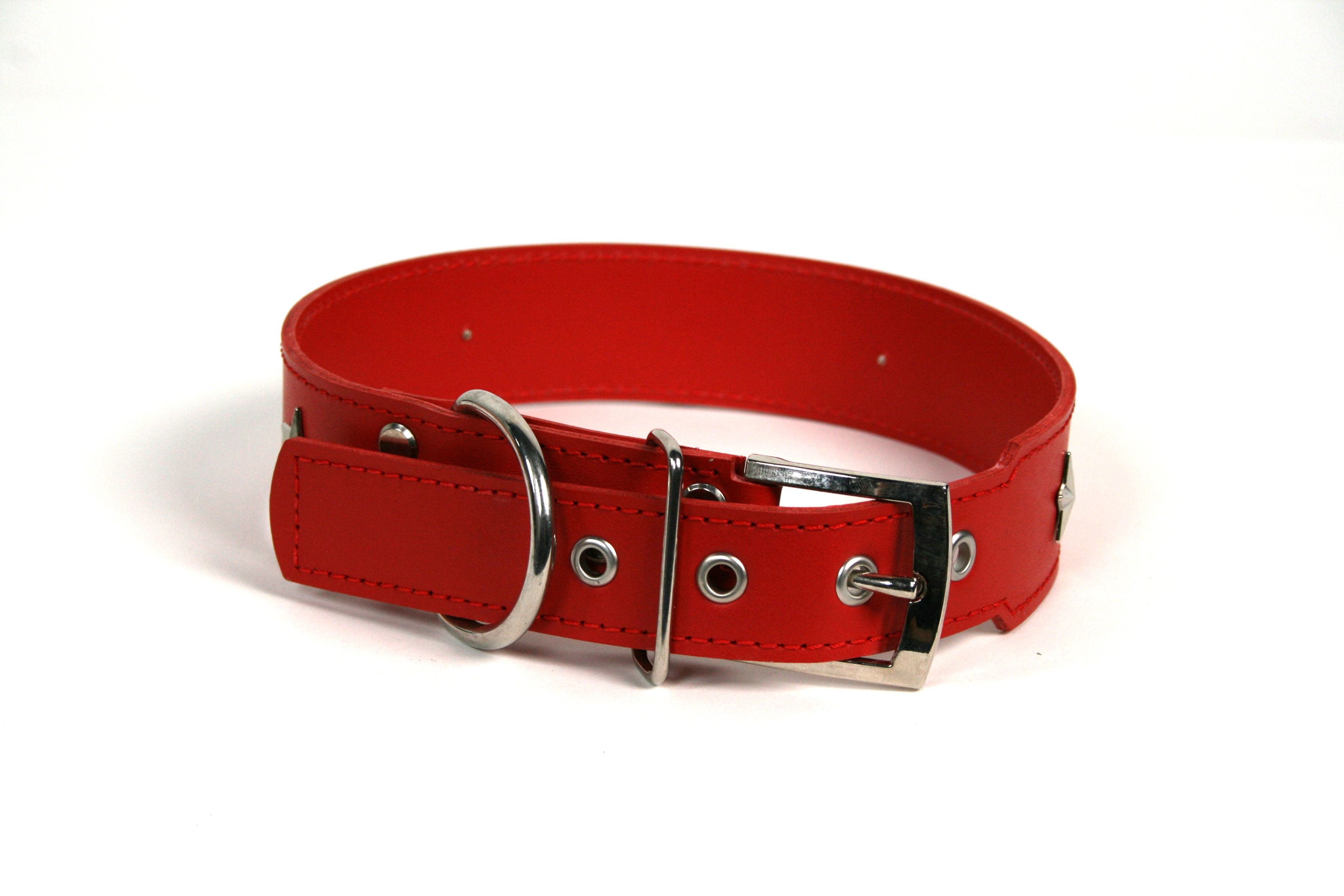 Colar de couro vermelho com estrela