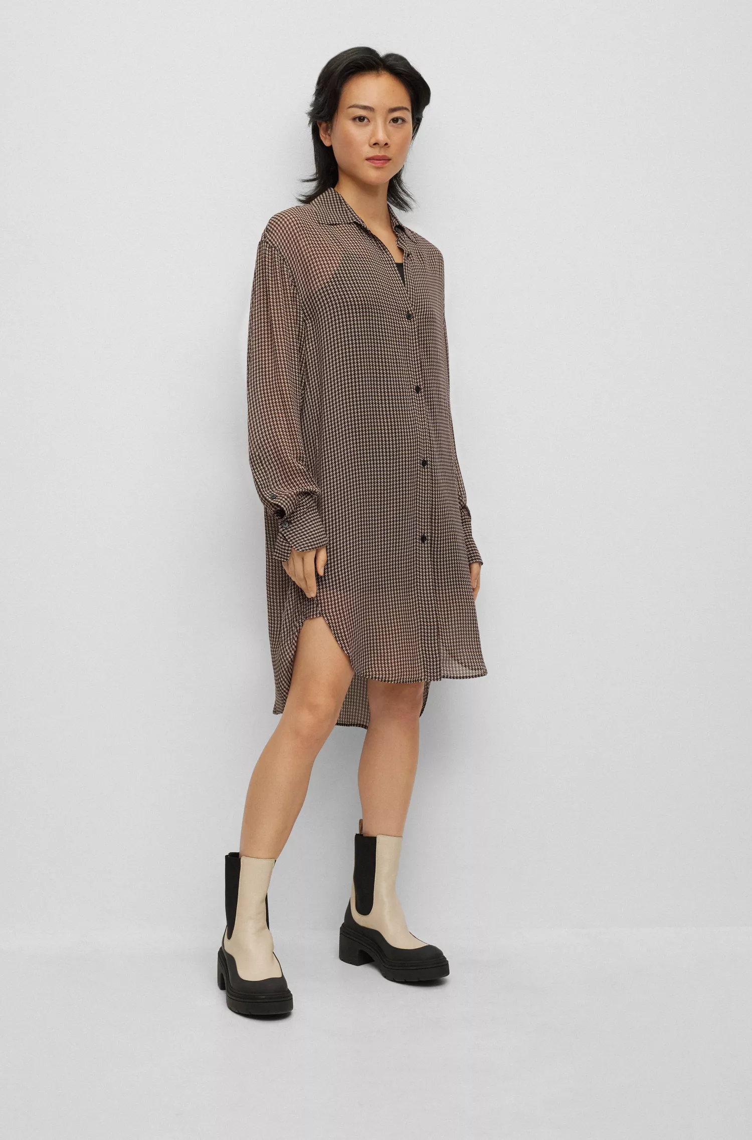 Blusa longa BOSS preta de modelagem relaxada em lona estampada.