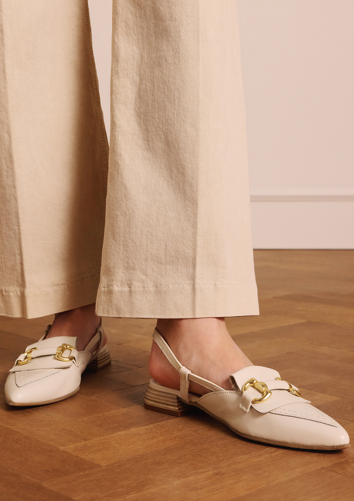 Witte leren slingbacks met goudkleurige chain