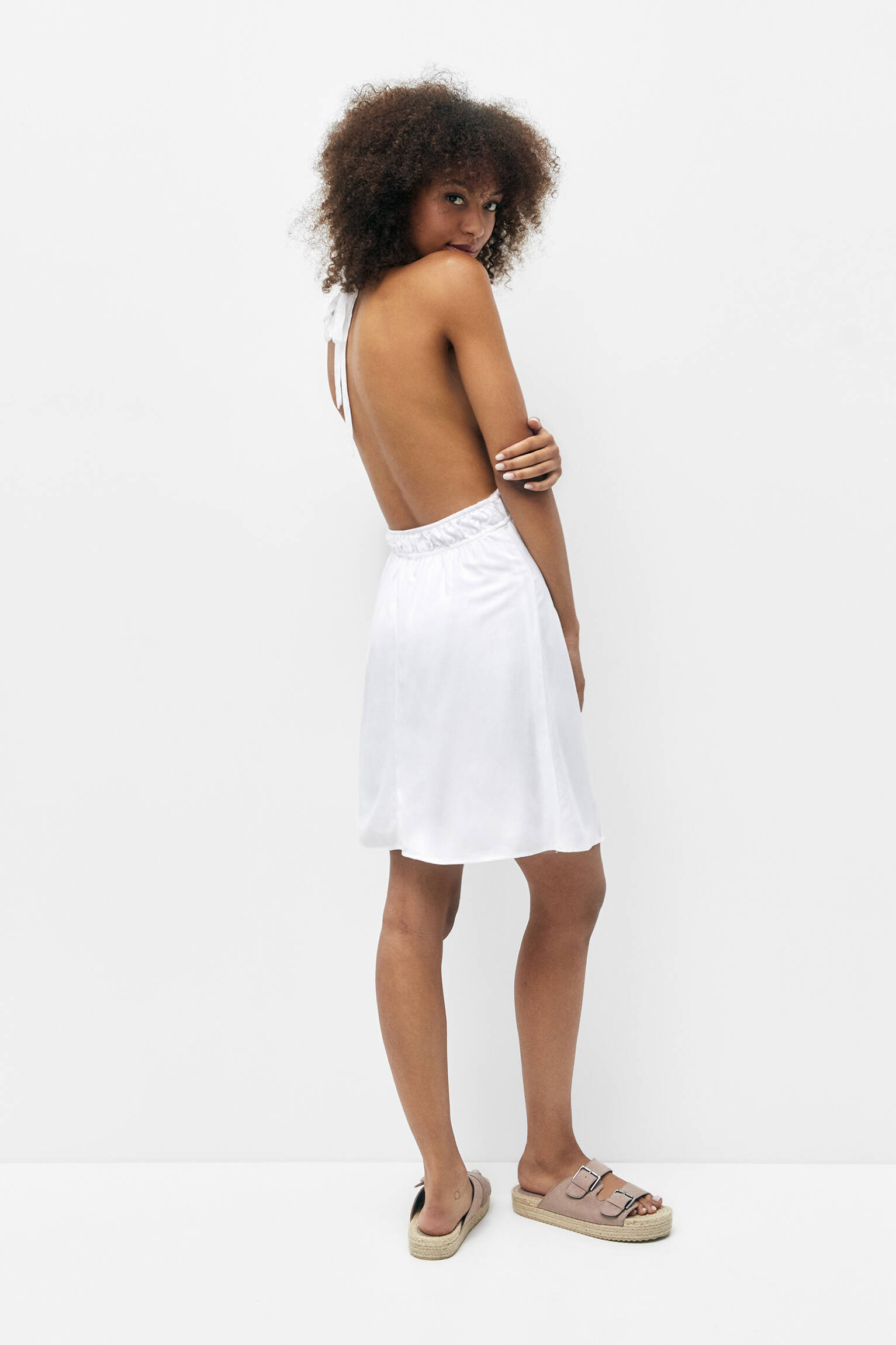 VESTIDO LISTRADO COM DECOTE HALTER - BRANCO
