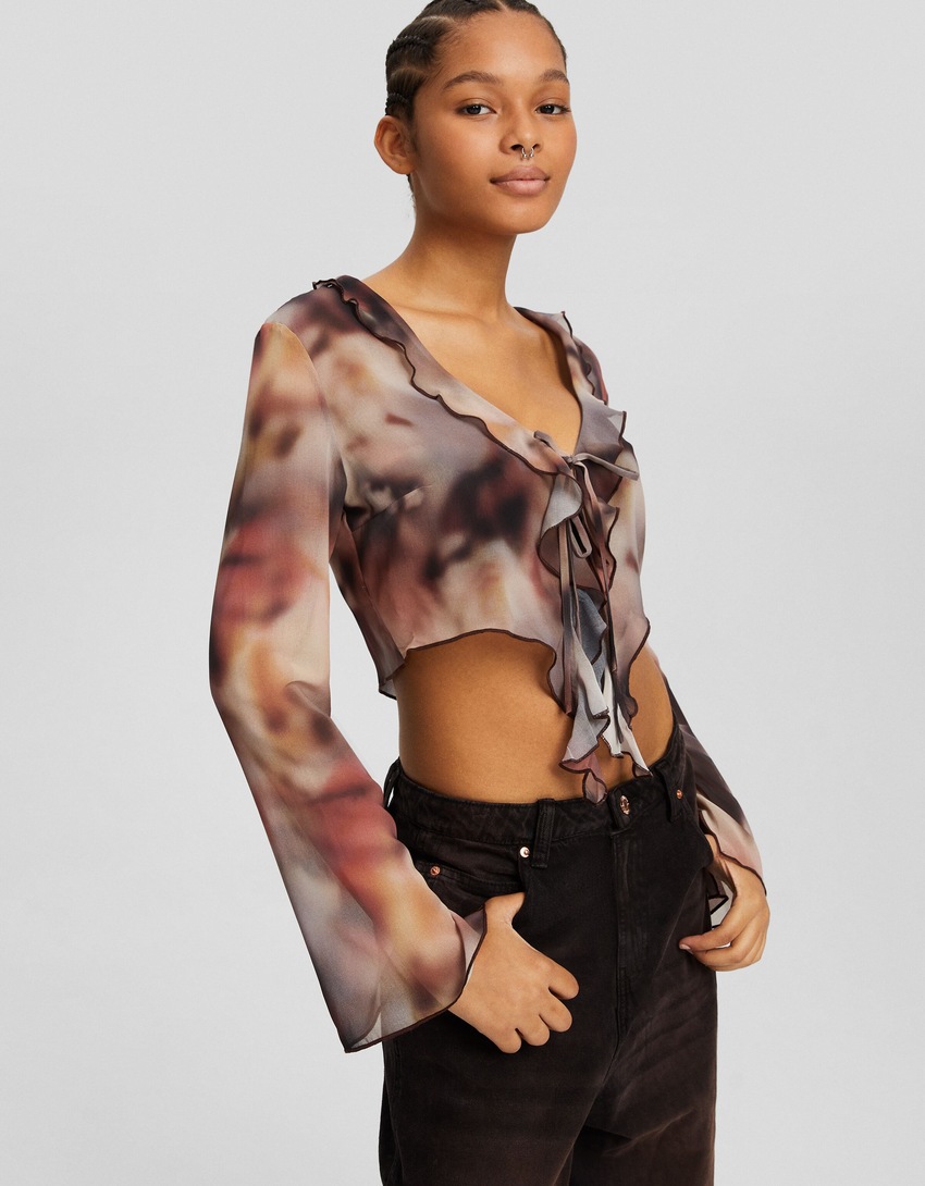 Blusa de chiffon com mangas compridas e babados