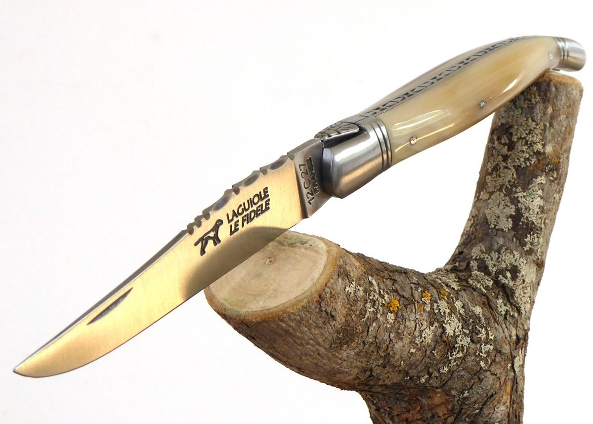 Couteau Laguiole bombé avec un manche en Corne blonde et mitres inox