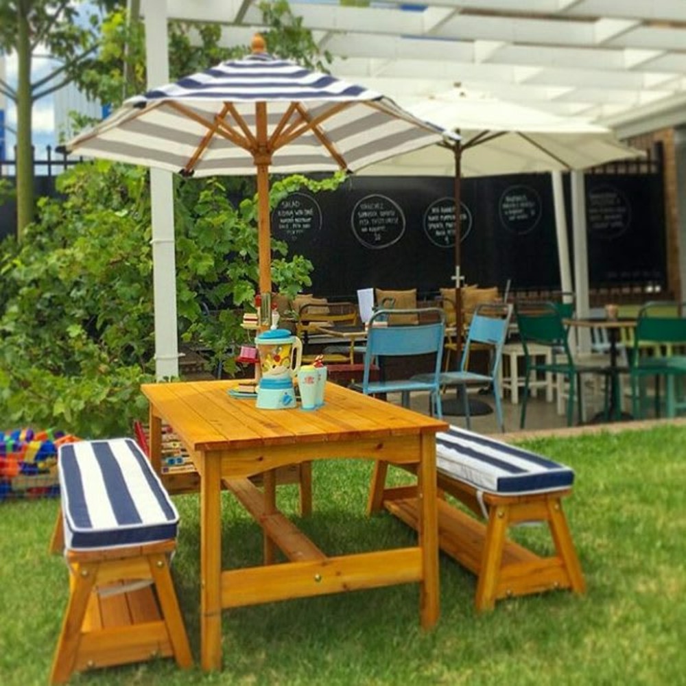 Table et bancs d'extérieur en bois avec coussins et parasol - rayures bleu et blanches