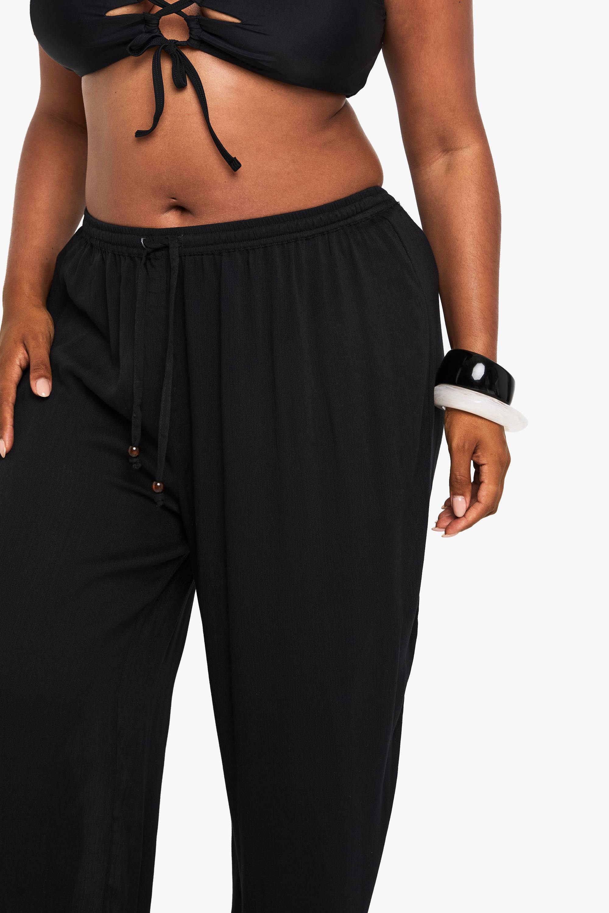 boohoo Pantalon De Plage Grande Taille À Jambes Larges Avec Perles Et Tissu Froissé