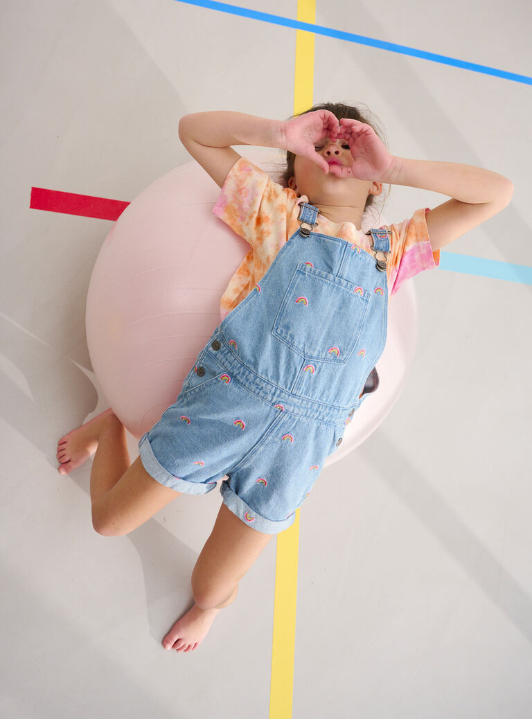 Salopette en denim clair détail broderie pour fille