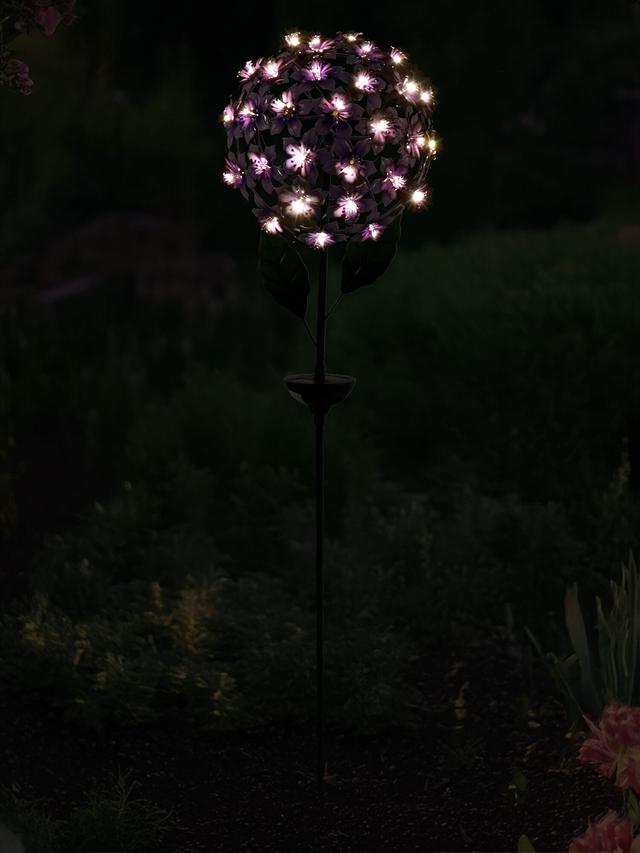 Dekorieren macht glücklich Gartenkugel Hibiskus