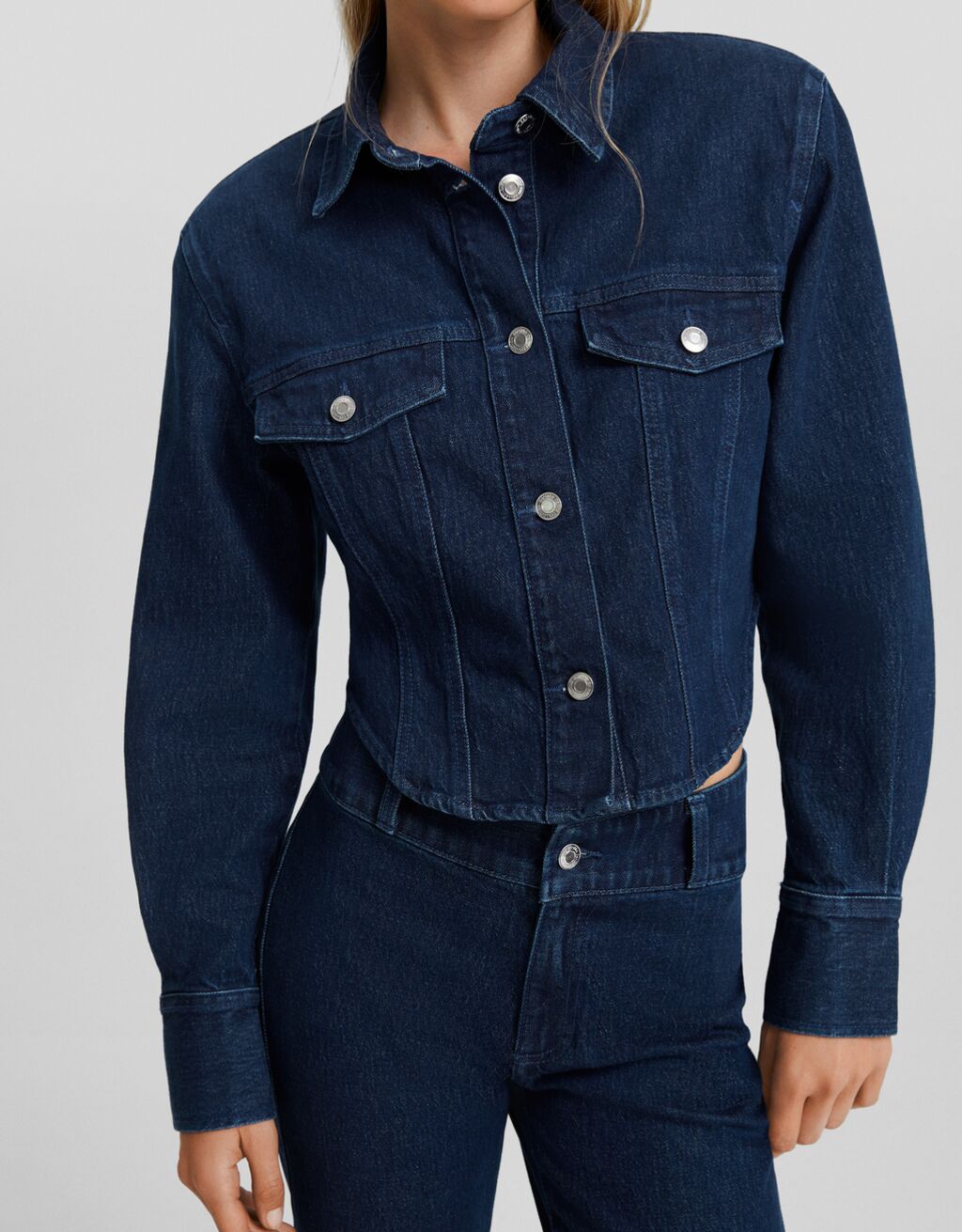 Jaqueta jeans cropped com ombreiras