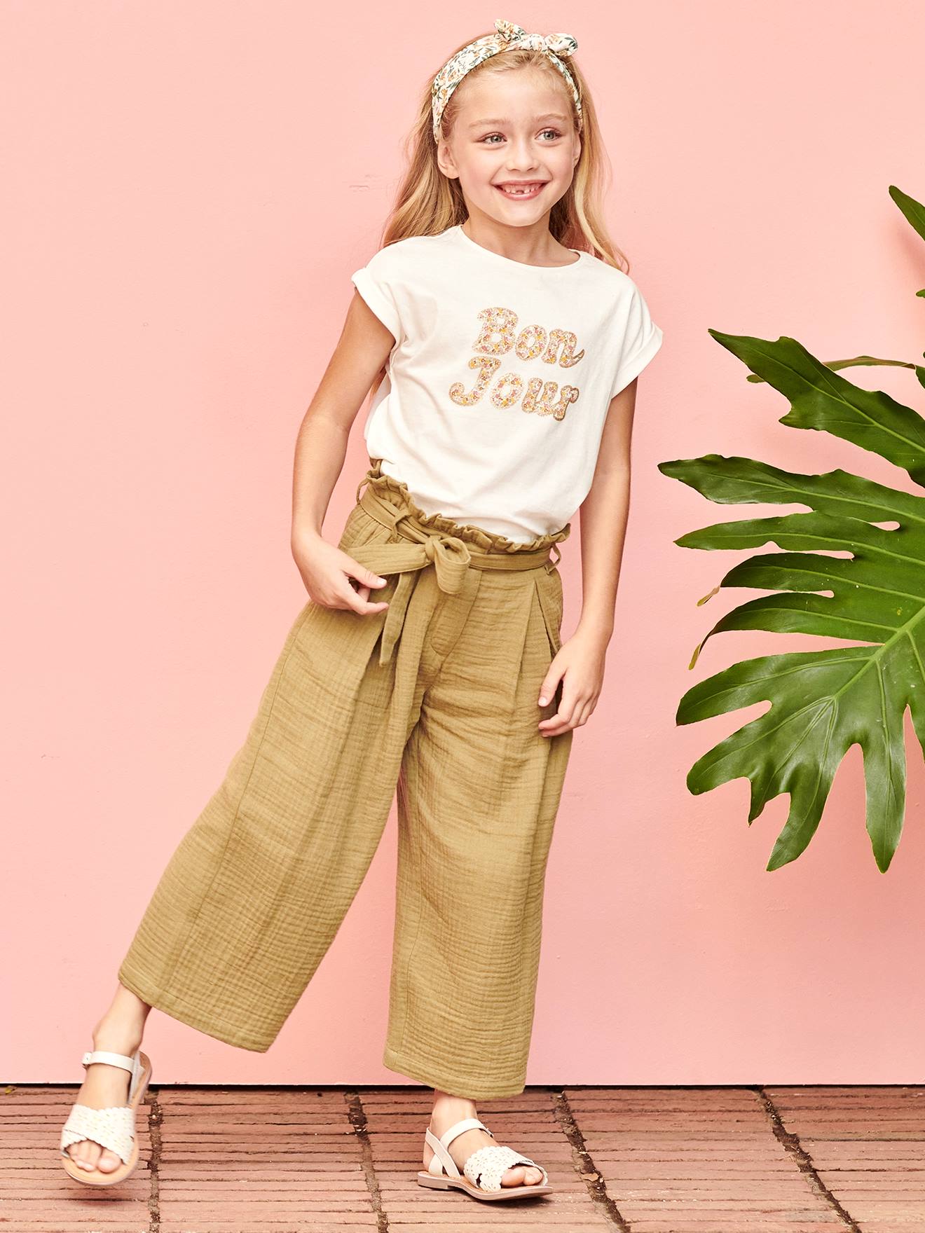 Camiseta infantil off-white com estampa floral.
