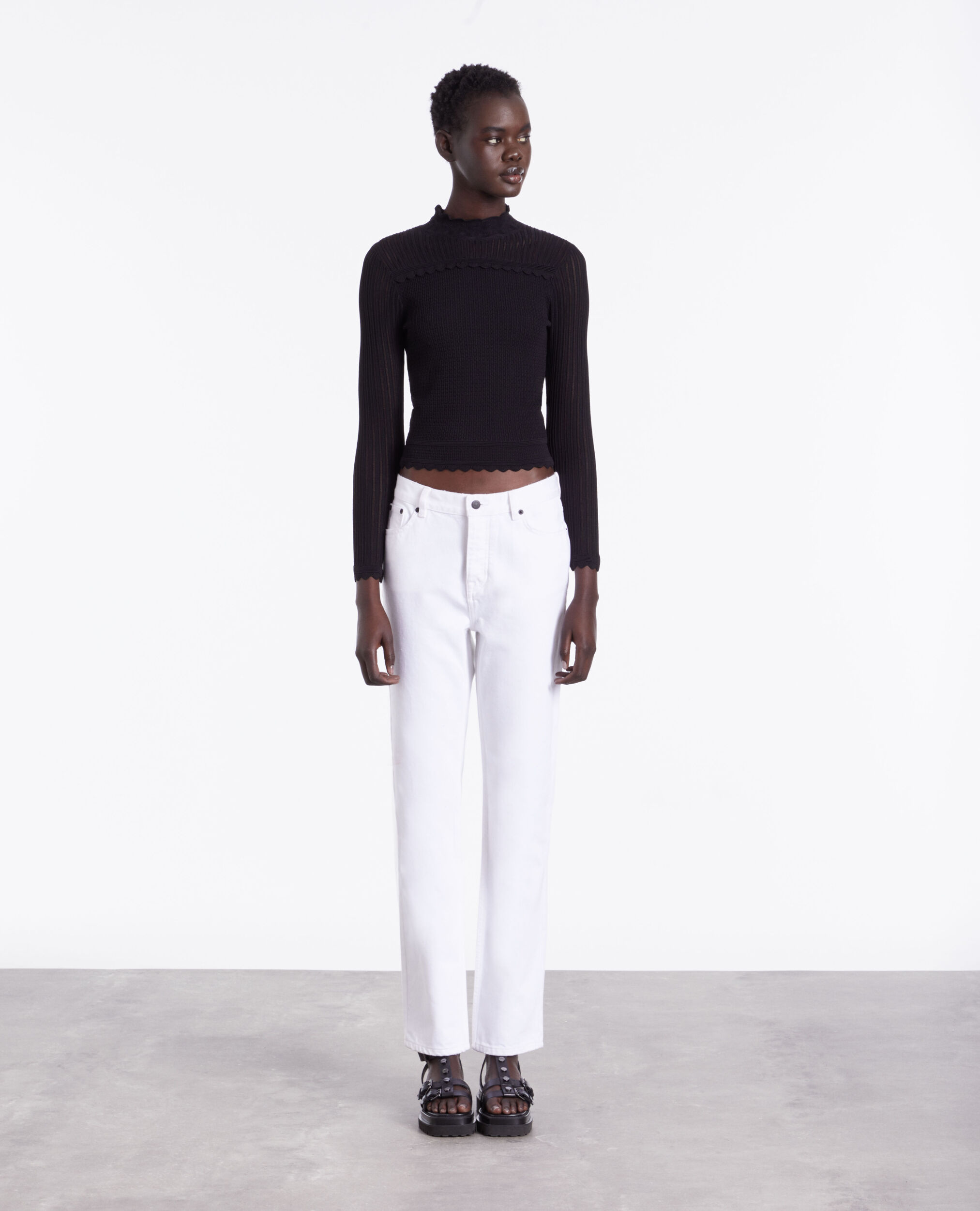 Pull noir court en maille ajourée