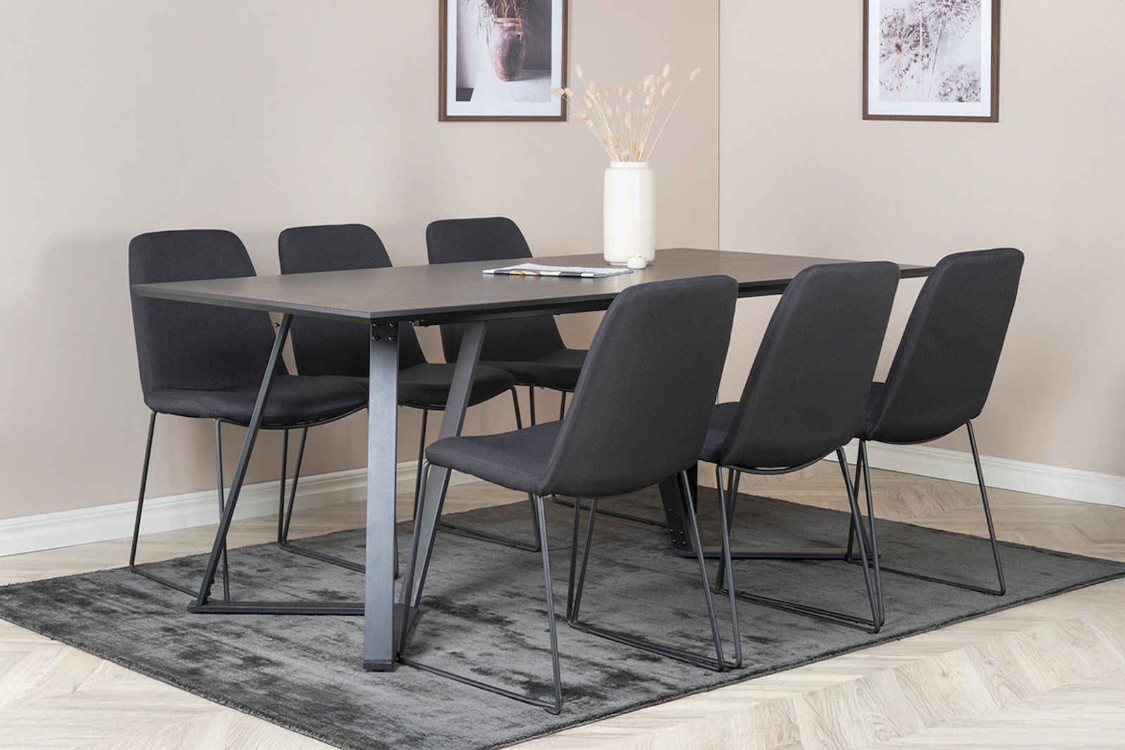 Muce Spsiestol. Sett av 2. Sett av 2. Sort tekstil med sorte metal understell.