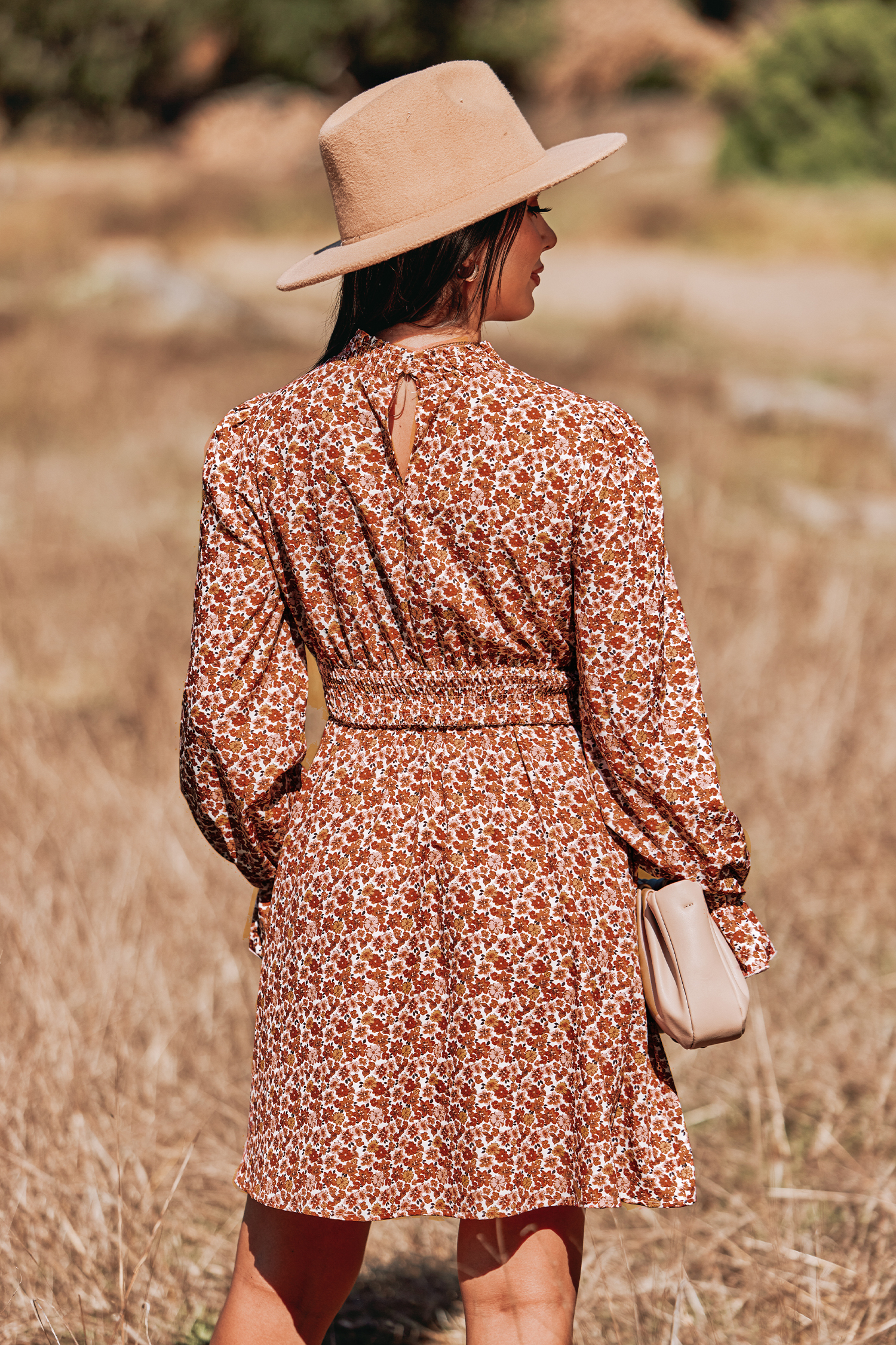 Robe mini à volants et smocks imprimée de fleurs
