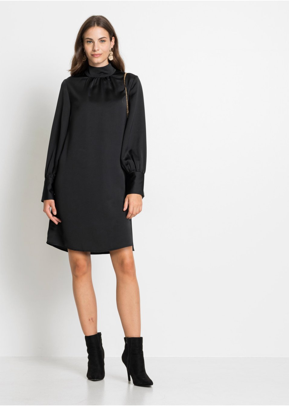 Robe en satin avec col montant