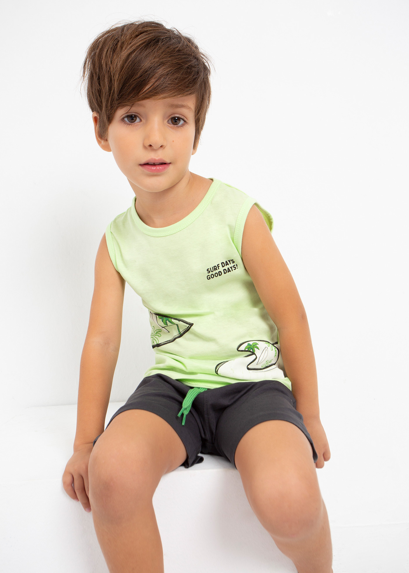 Pijama infantil confeccionado com algodão sustentável.