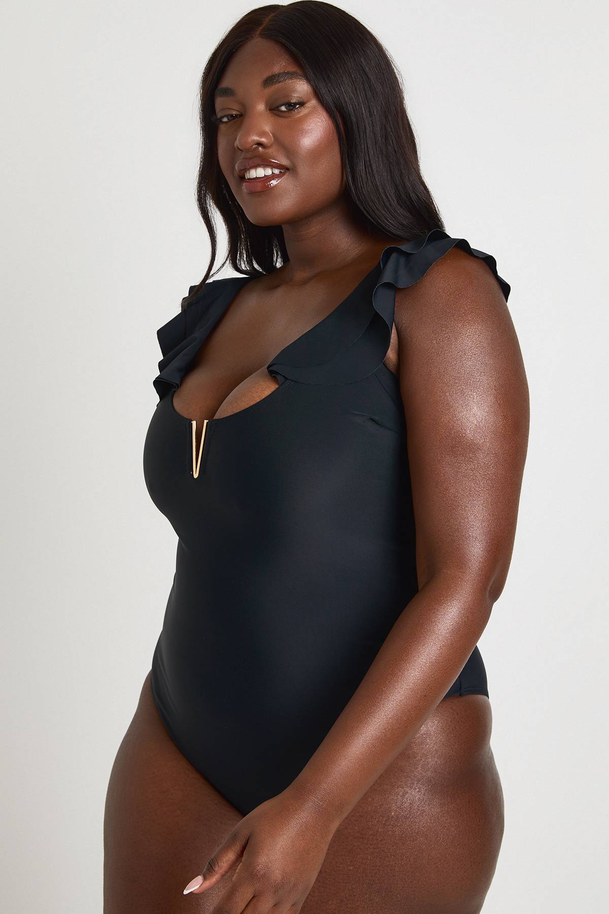 boohoo Maillot De Bain Grande Taille À Détail Doré Et Volants Avec Contrôle Du Ventre