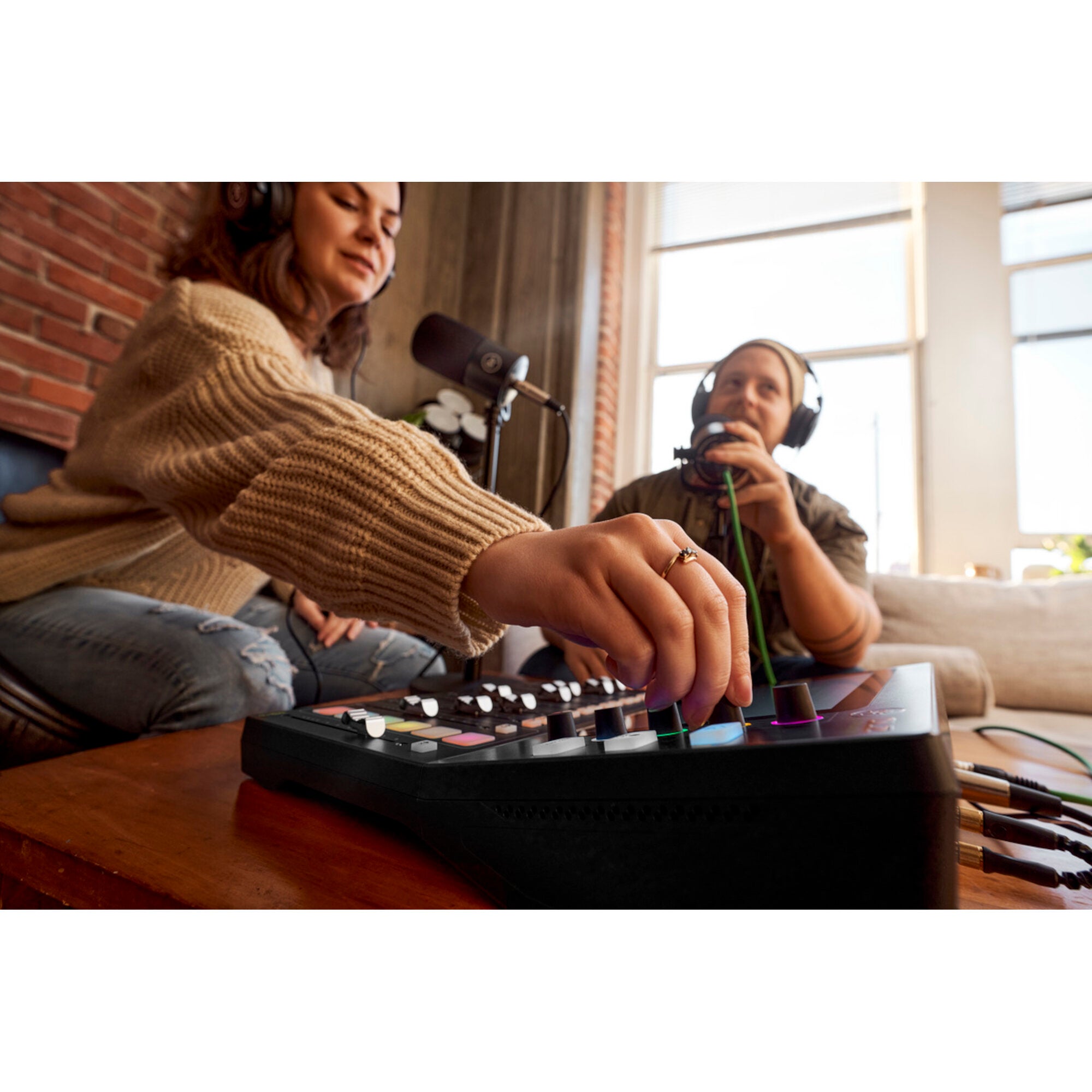 Mackie DLZ Creator podcast- & broadcast-mixer
