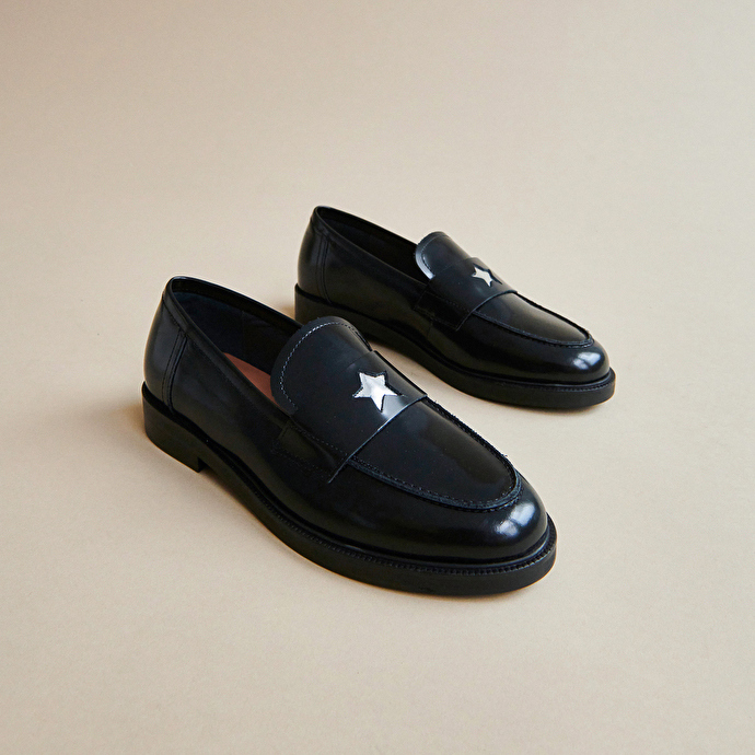 Mocassins à bouts ronds et étoiles argentées  en cuir glacé noir