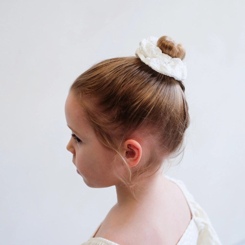 Køb Mimi & Lula Scrunchie - Broderie Anglaise Spring Magic