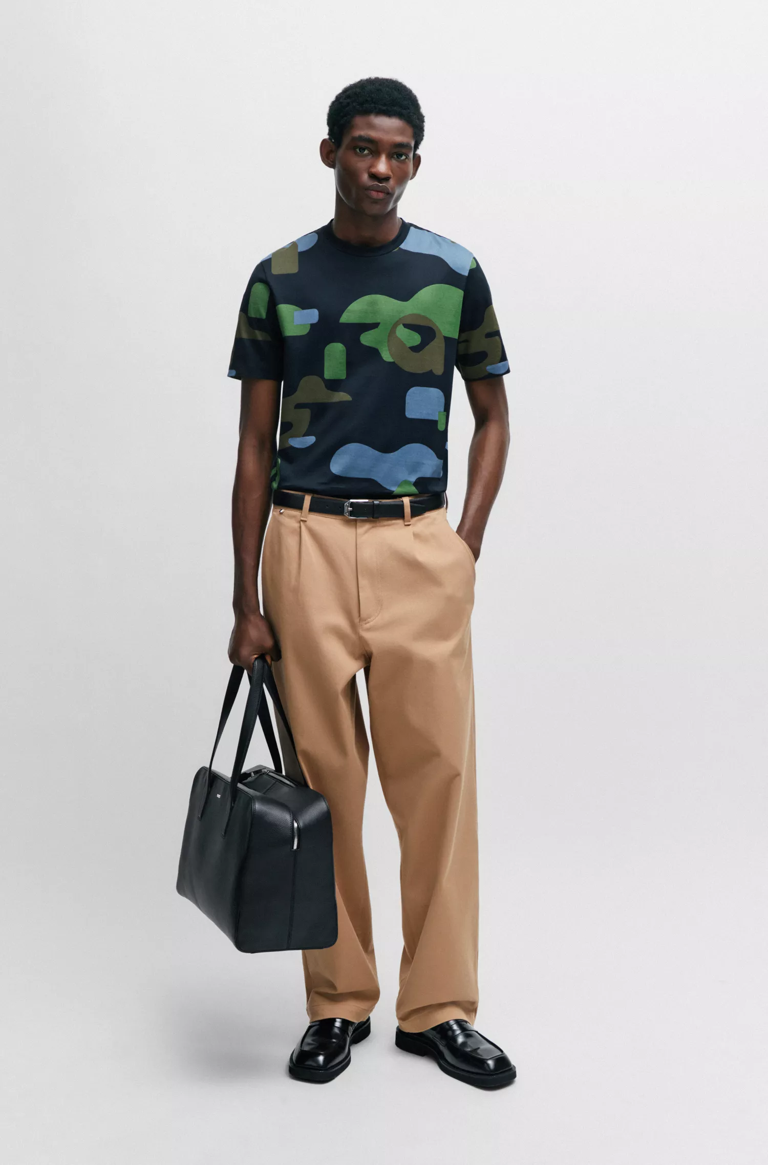 Camiseta BOSS preta em algodão mercerizado com estampa sazonal.